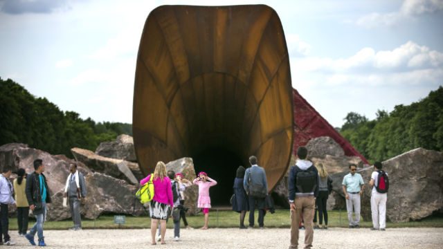 ‘Queen’s vagina’ sculpture at Versailles vandalized