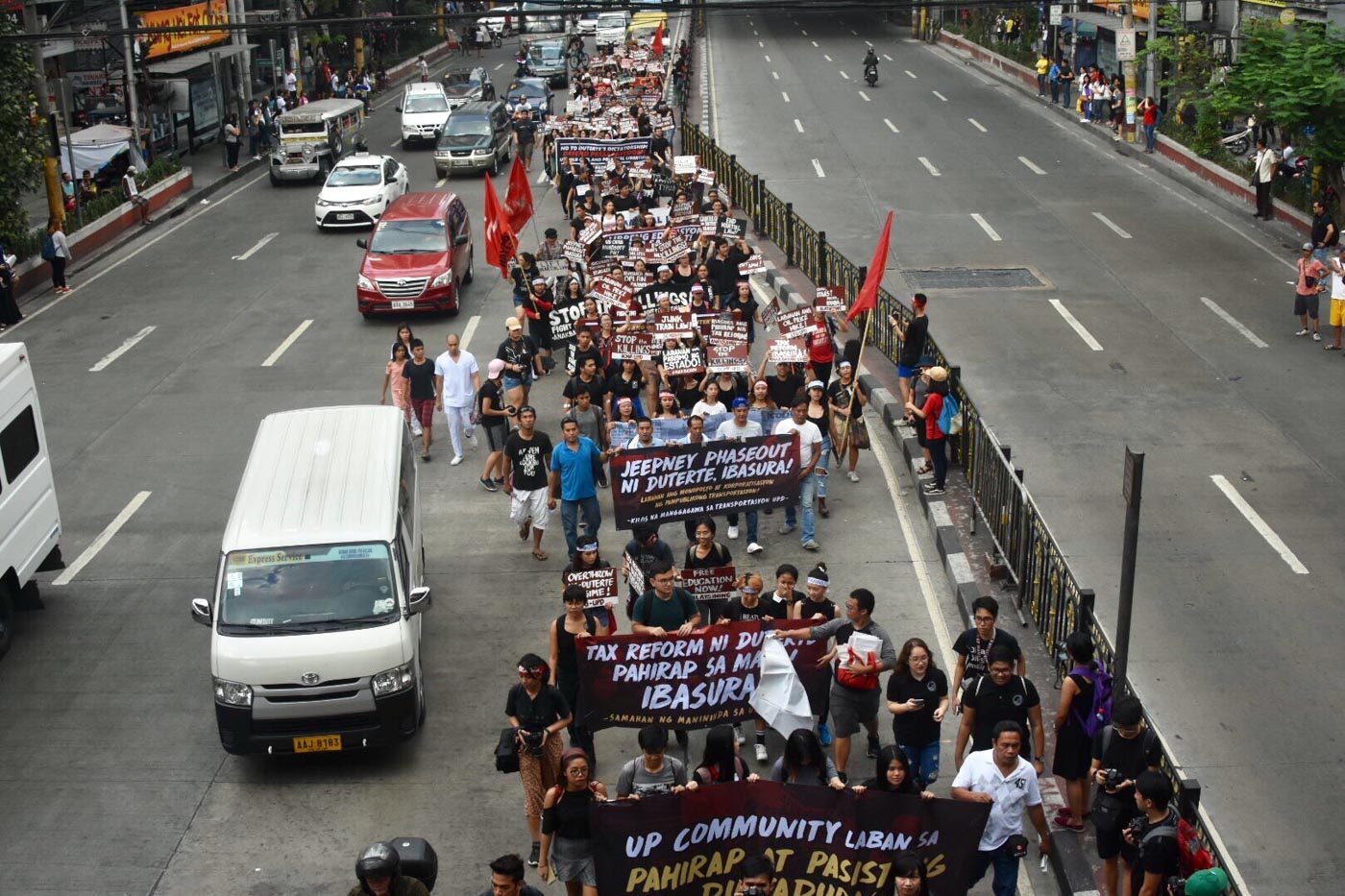 WALKOUT. Hundreds join the nationwide 'walk-out' on Friday, February 23. Photo by Angie de Silva/Rappler 