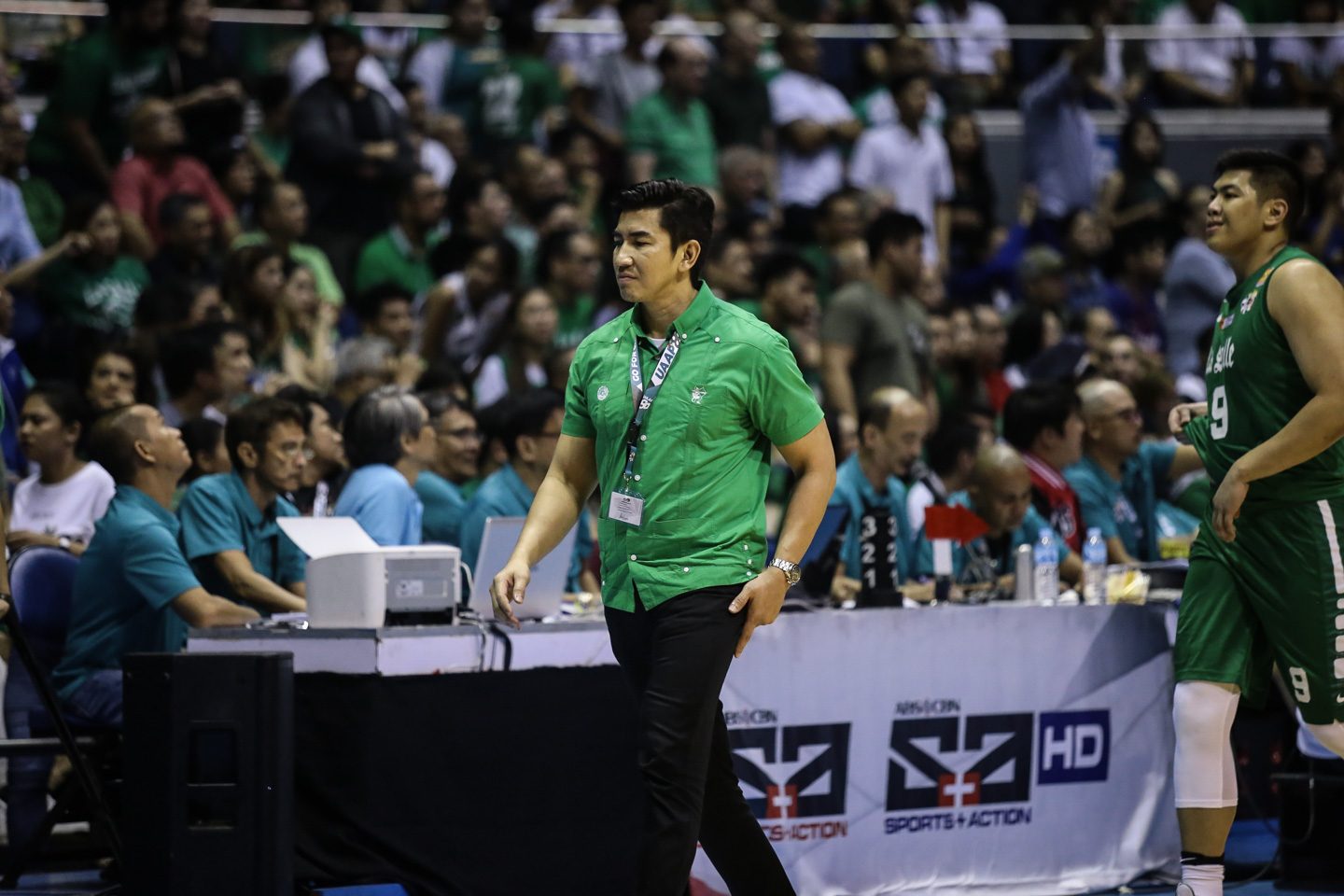 TO LOSE WITH DIGNITY. When the time expired, DLSU Aldin Ayo went to the Ateneo bench to congratulate his counterparts. Photo po by Josh Albelda/Rappler 