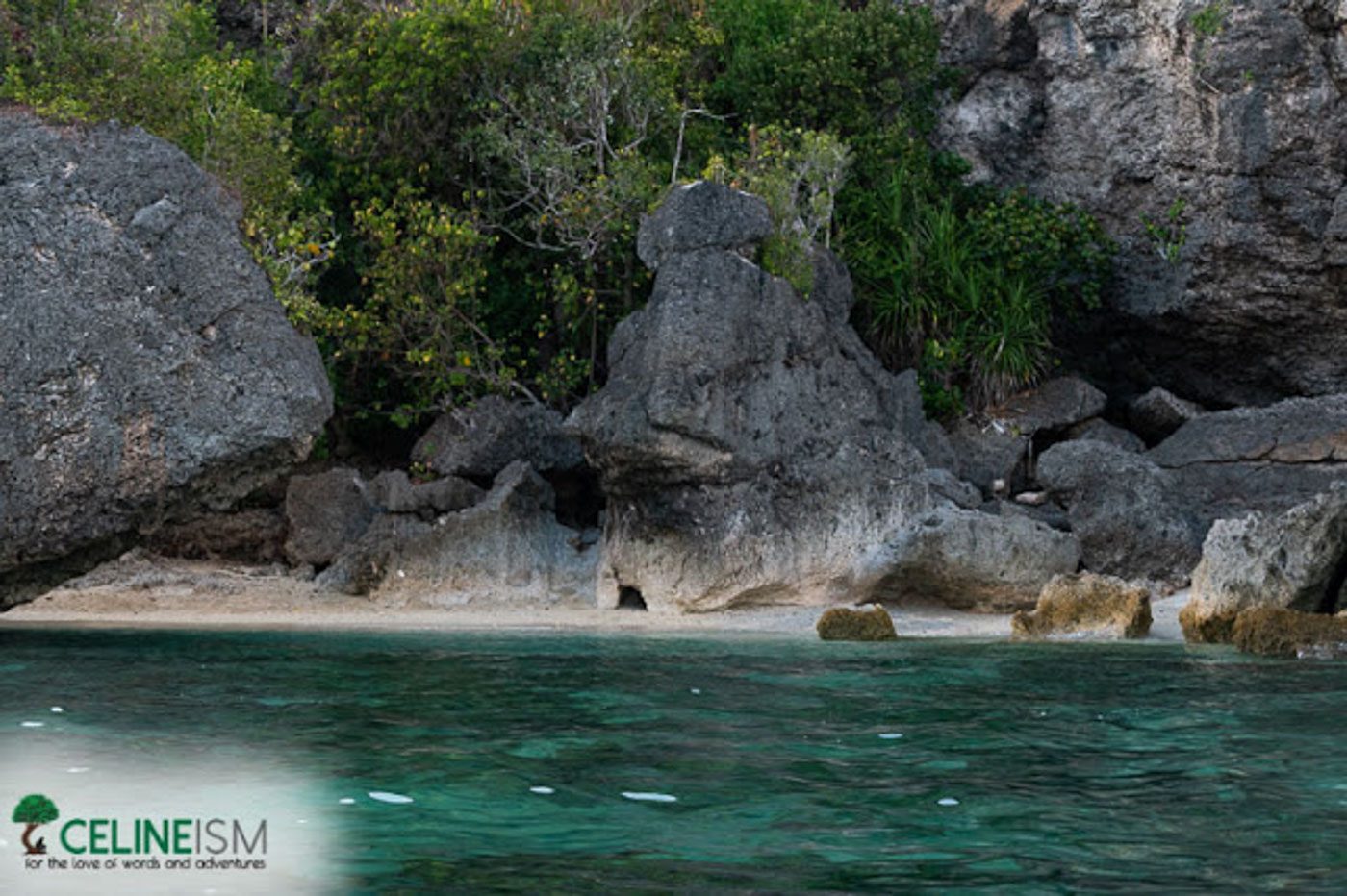 SECRET COVE. Marinduque’s Gaspar Island has a cove with white sand and curving rocks. Photo by Celine Murillo

 
