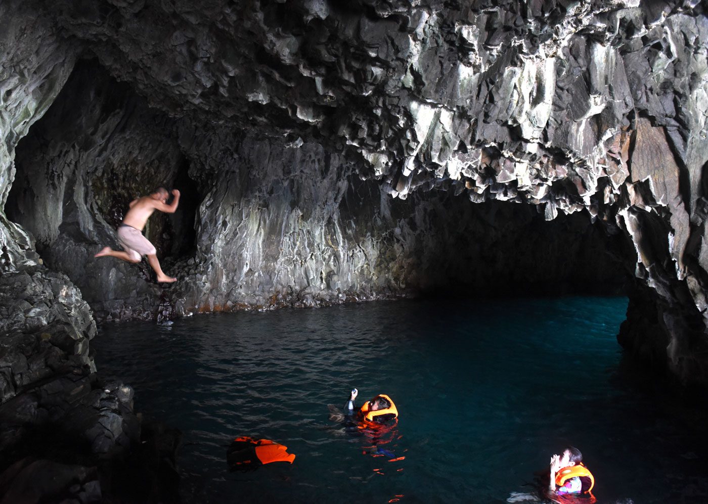 CAVE JUMP. Lusok Cave’s lagoon is perfect for swimming. Photo by Noel Amata 