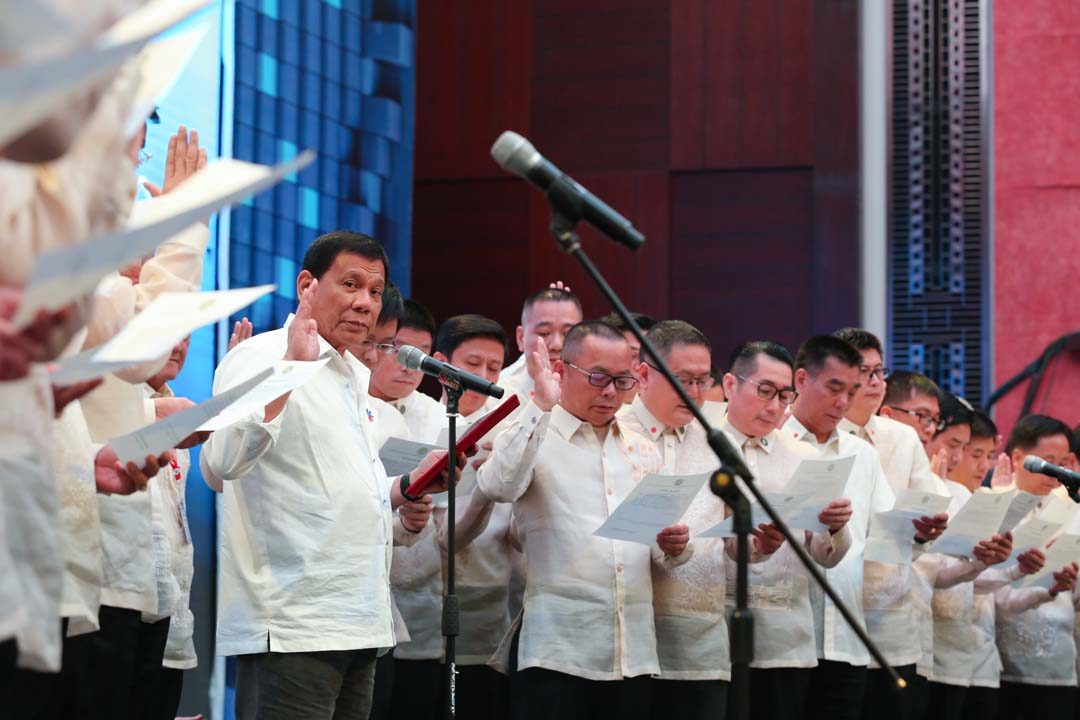 SUPPORT FOR SILK ROAD. President Rodrigo Duterte administers the induction of officers and directors of Silk Road International Chamber of Commerce on October 13. Photo by KING RODRIGUEZ/ Presidential Photo 