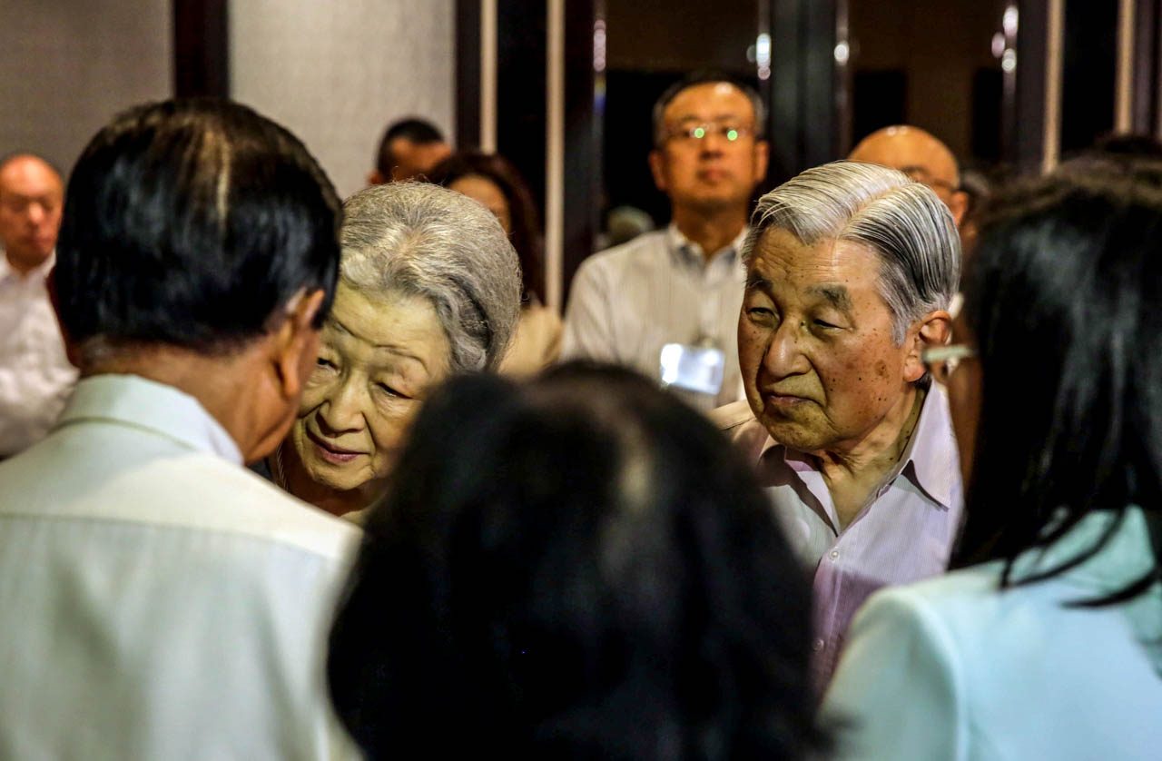 THIRD GENERATION. Emperor Akihito and Empress Michiko meet with 3rd-generation Filipino Japanese on January 28, 2016, at the Sofitel Philippine Plaza Hotel lobby. The descendants were attending the 9th National Convention of the Filipino-Japanese Descendants in another hotel. Photo by Benhur Arcayan/Malacañang 