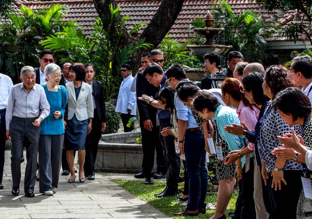 SCHOLARS. Some of the Filipinos who graduated or trained in universities in Japan meet with the imperial couple at the San Diego Garden in Intramuros, Manila, on January 28, 2016. These former scholars belong to the Philippine Federation of Japan Alumni. Photo by Benhur Arcayan/Malacañang Photo Bureau  