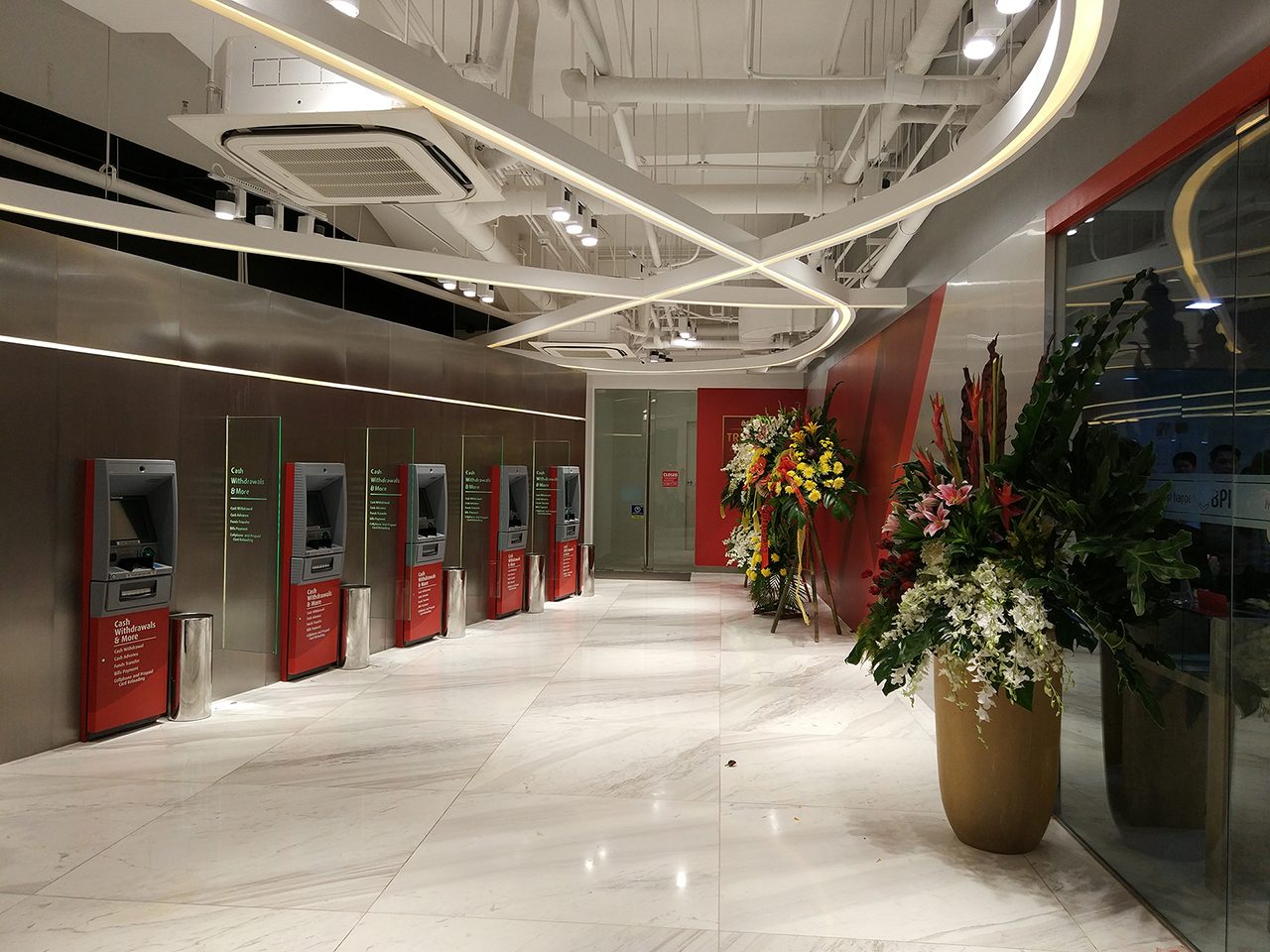 CONVENIENCE. The lobby of the new branch also features access to all the bank's e-channels via dedicated terminals.  