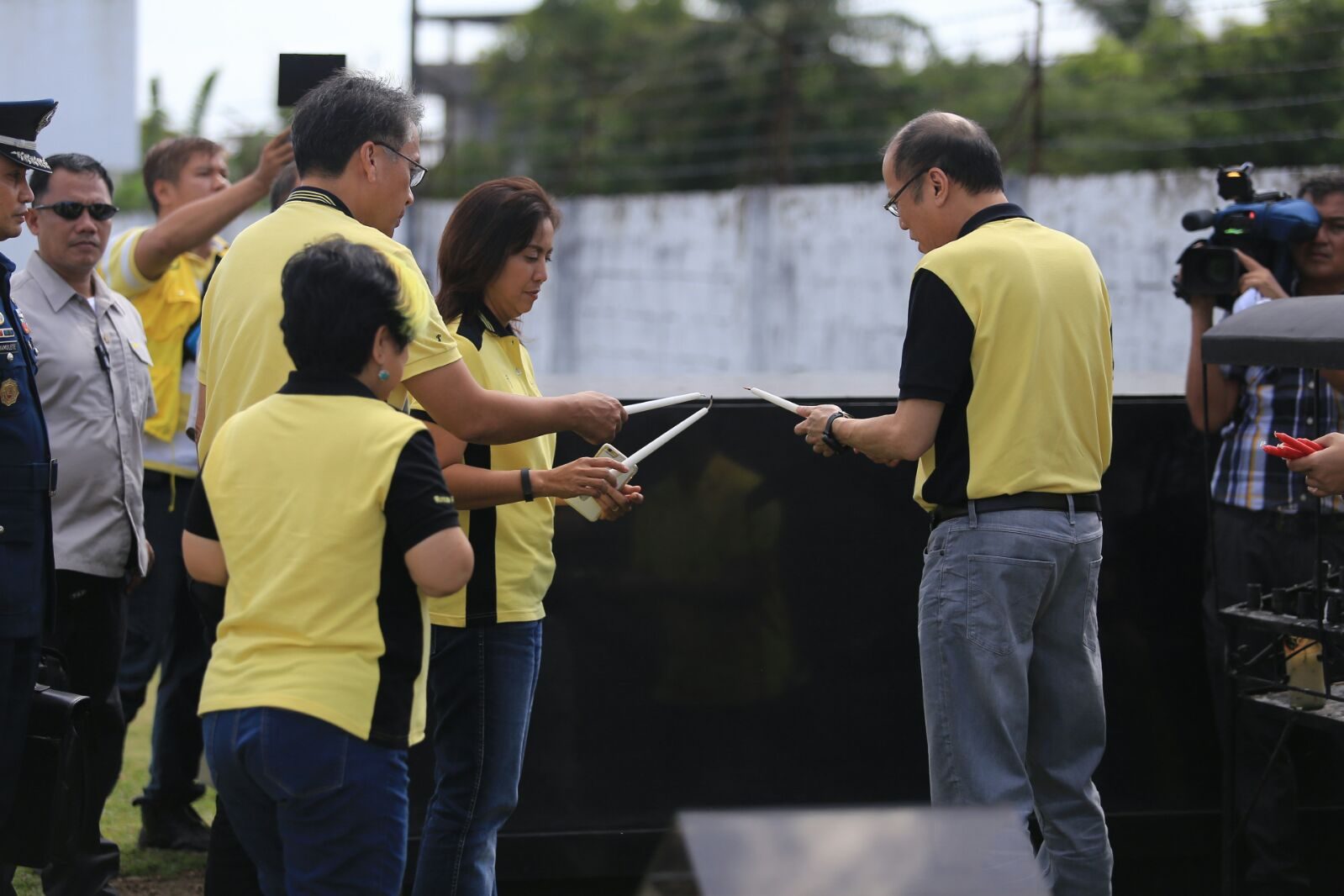PRAYERS FOR JESSE. President Aquino, Mar Roxas and Leni Robredo visit the gravesite of the late Jesse Robredo in Naga City, February 12, 2016. Photo courtesy of Robredo campaign team. 