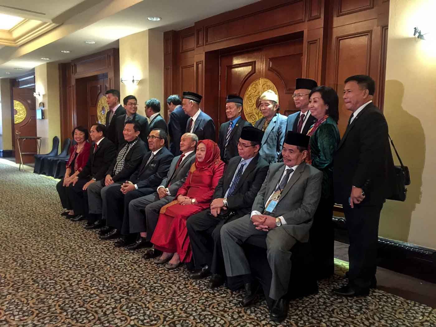 FORMALITY. The peace process gets a boost in Selangor, Malaysia as members of both the Philippine government and the MILF as well as representatives of the Malaysian government sit down once again. Photo by Carol Ramoran/Rappler  