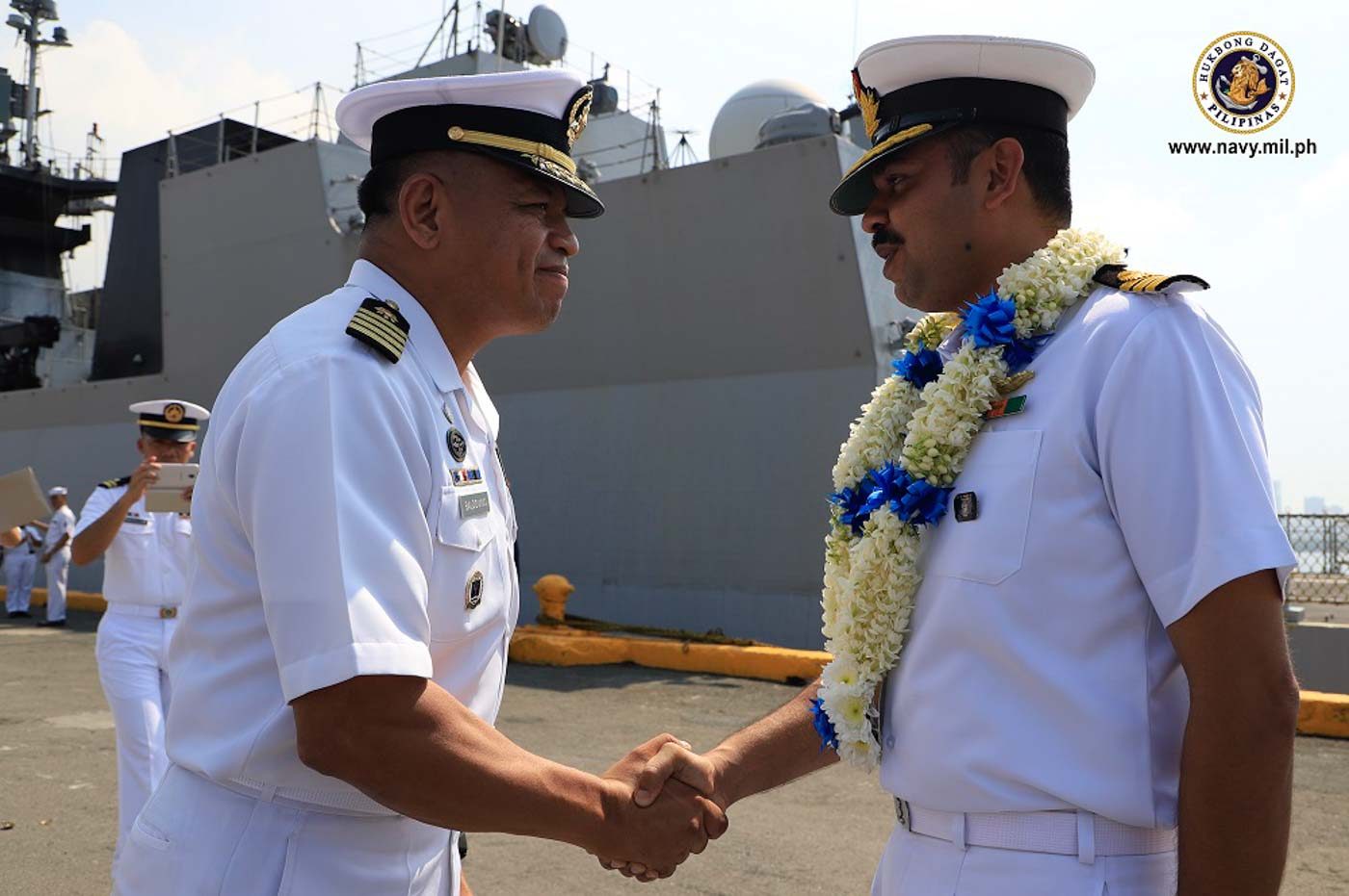 STRATEGIC TIES. Indian Navy Captain Ashwin Arvind shakes hands with Philippine Navy Captain Ernesto Baldovino. Arvind says ties between the two navies are strategic and important as neighbors in the Indo-Pacific region. Photo from the Philippine Navy 