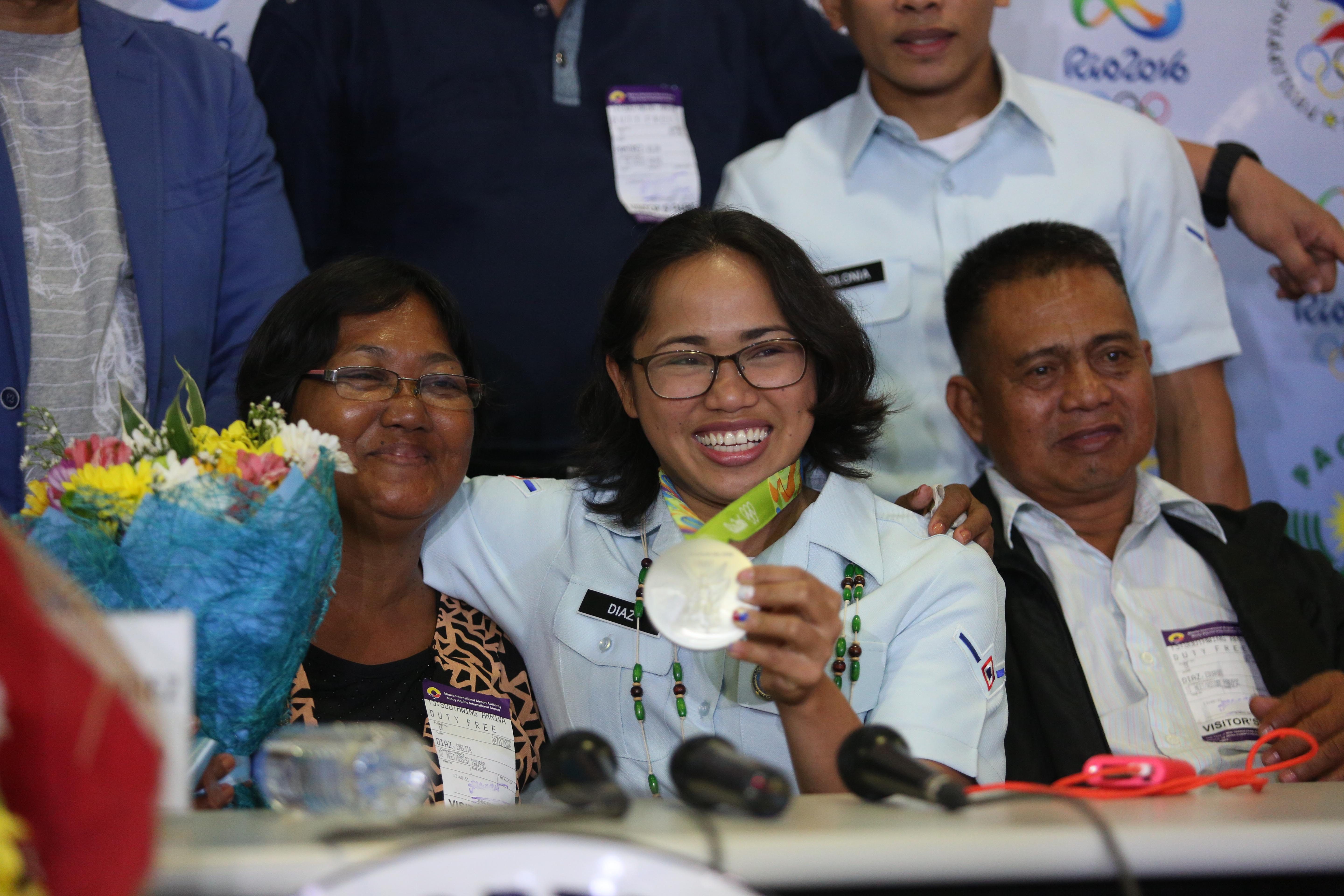 PROUD. Hidilyn Diaz shows her silver medal to the media. Photo by Mary Dela Serna/Rappler 