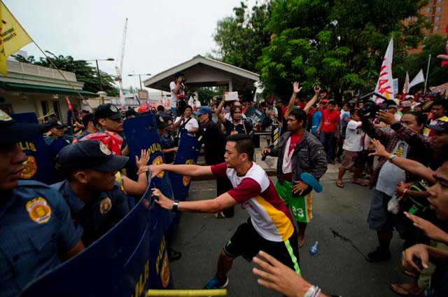 CLASH. Activists clash with police in front of the US embassy in Manila. Photo by Rob Reyes/Rappler  