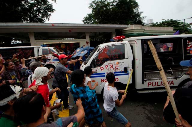 COUNTER-ATTACK. Activists attack the police vehicle after it ran over protesters in front of the US embassy. Photo by Rob Reyes/Rappler 