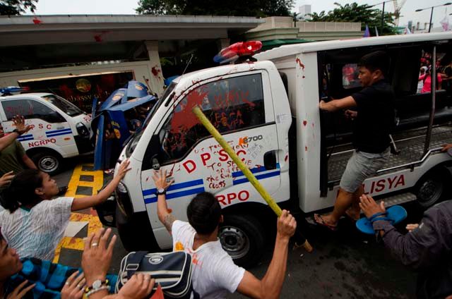 9 Manila cops relieved after clash with protesters