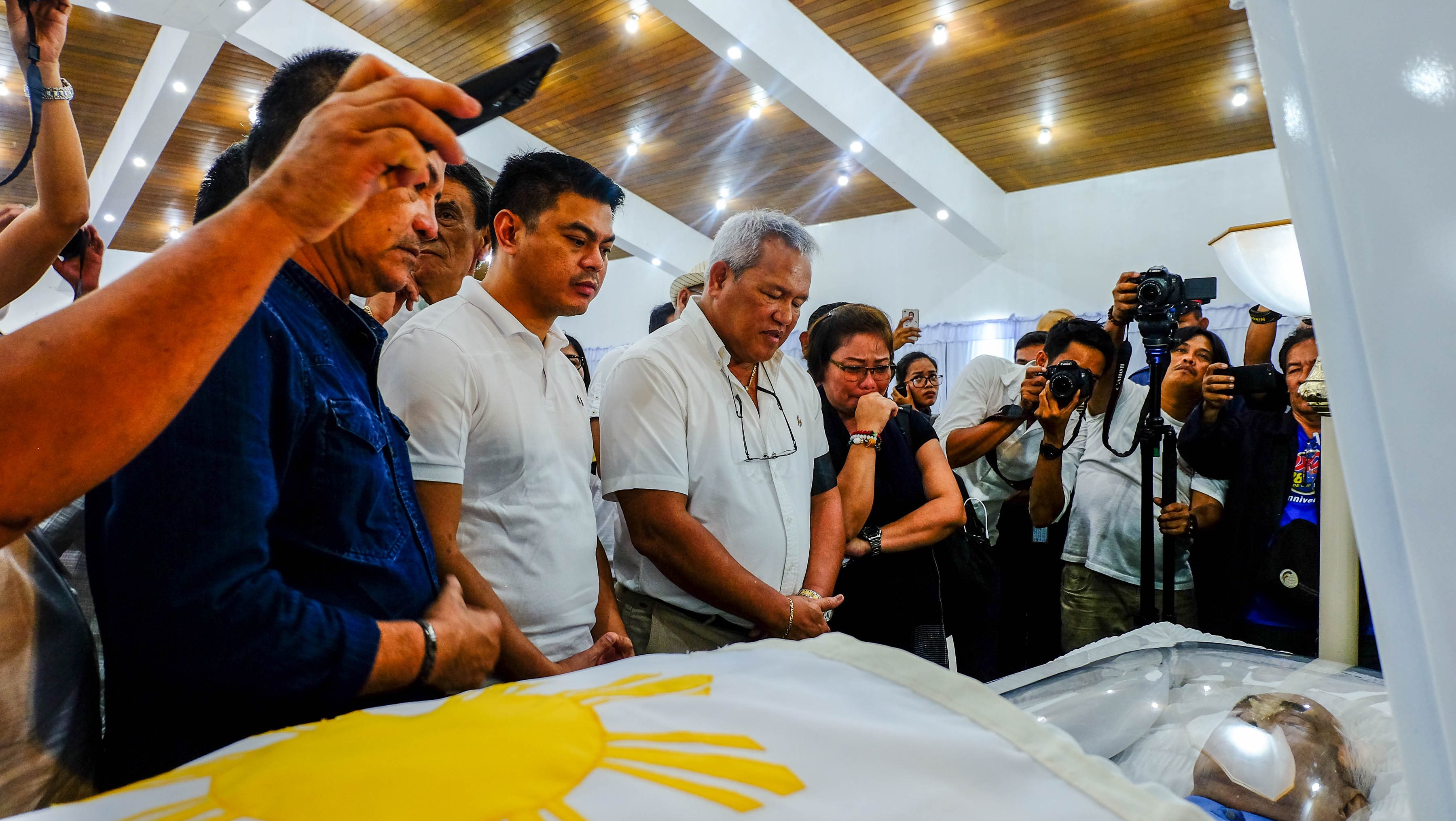 CAGAYAN DE ORO'S SON. Cty officials pay their respects to former Senate president Aquilino PImentel III, including Mayor Oscar Moreno (3rd from left) and Vice mayor Rainier Joaquin Uy to his right. Photo by Bobby Lagsa/Rappler 