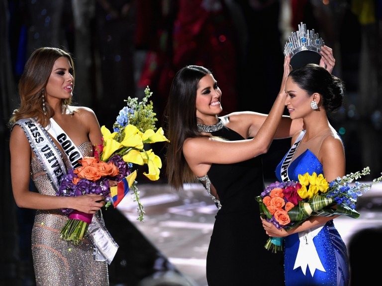 LAS VEGAS, NV - DECEMBER 20: Miss Philippines 2015, Pia Alonzo Wurtzbach (R), reacts as she is crowned the 2015 Miss Universe by 2014 Miss Universe Paulina Vega (C) during the 2015 Miss Universe Pageant at The Axis at Planet Hollywood Resort & Casino on December 20, 2015 in Las Vegas, Nevada. Miss Colombia 2015, Ariadna Gutierrez, was mistakenly named as Miss Universe 2015 instead of First Runner-up. Ethan Miller/Getty Images/AFP 