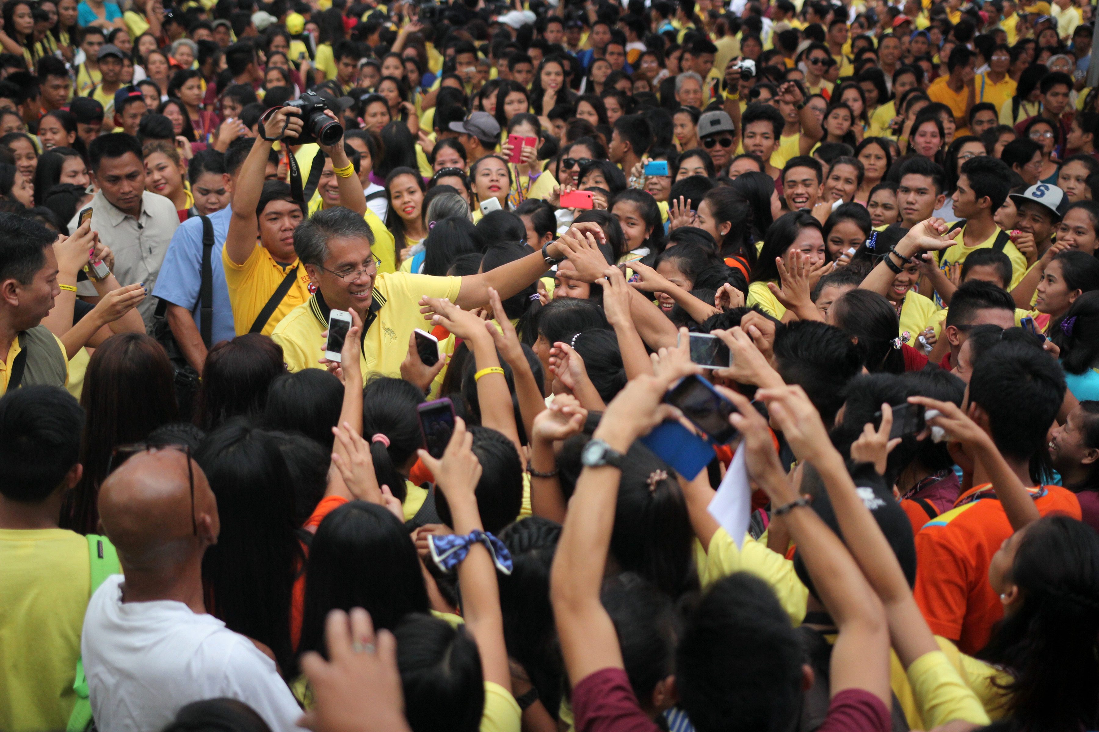 YELLOW RALLIES. Mar Roxas during a sortie in Ligao, Albay. File photo by Franz Lopez/Rappler  