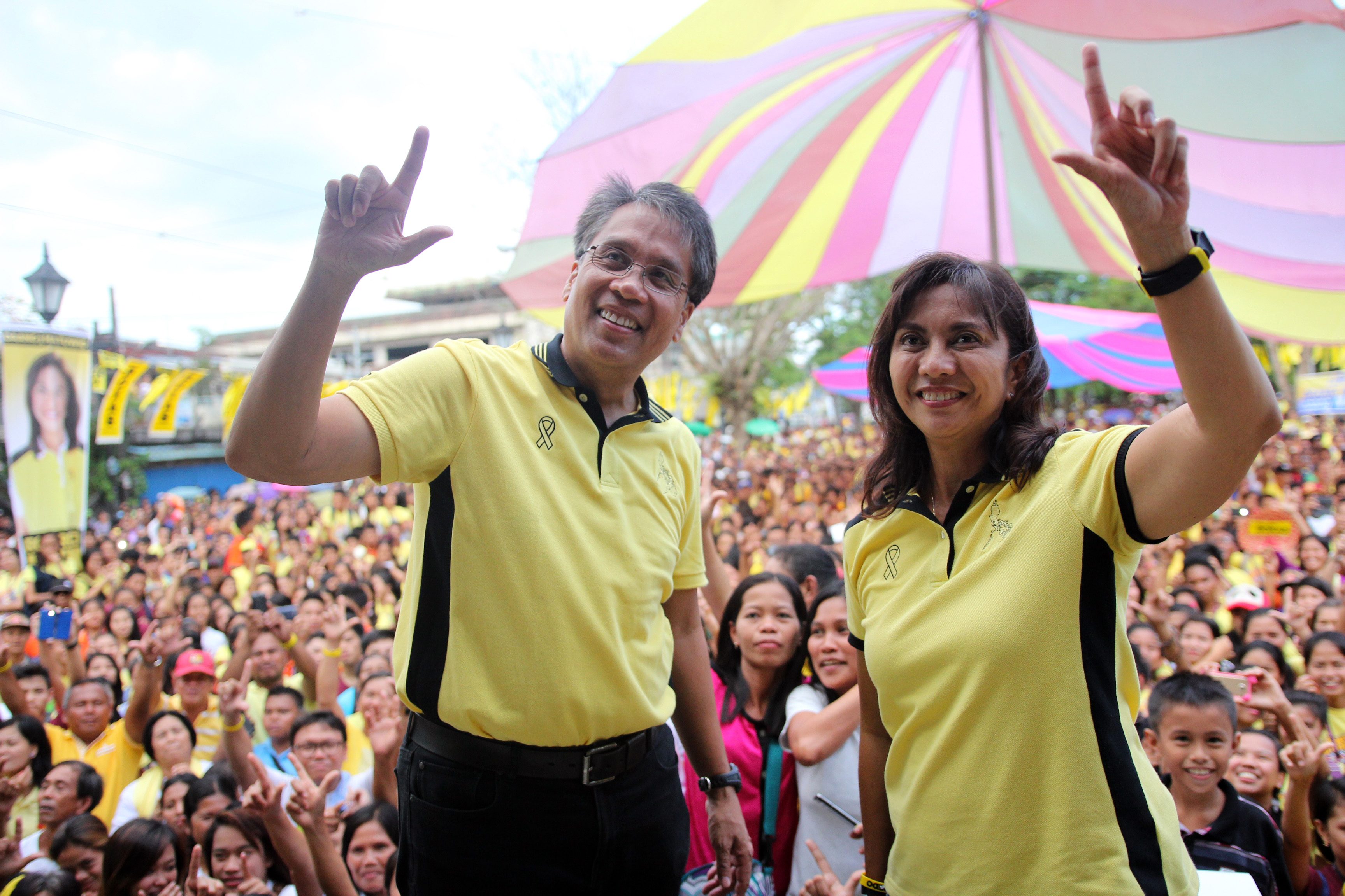 YELLOW PROMISE. Can continuity secure a win for Roxas and Robredo? Photo by Franz Lopez/Rappler 