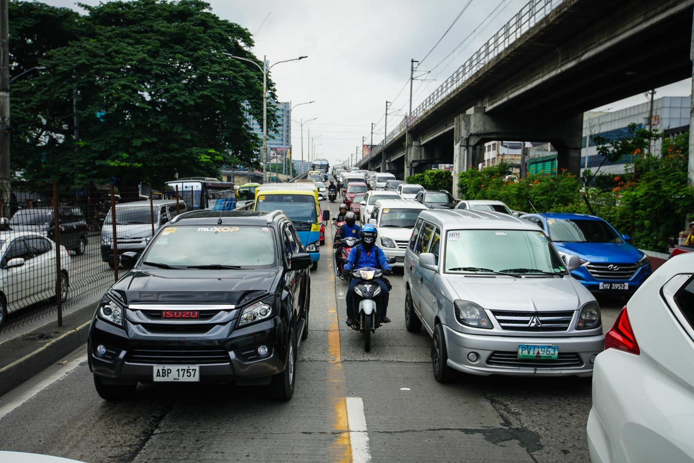 Senate bets on traffic: Prioritize commuters, decongest Manila