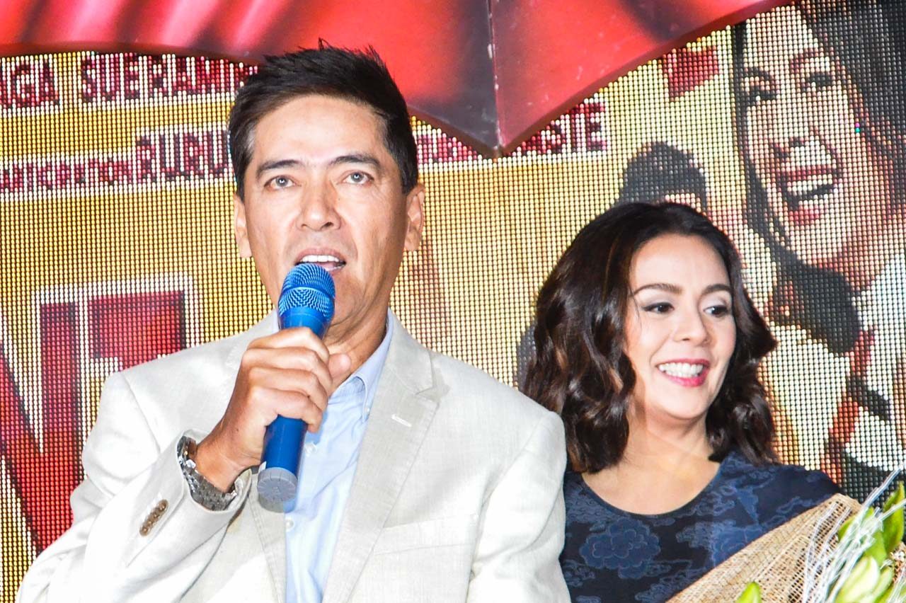 REUNION. Vic Sotto and Dawn Zulueta during their red carpet gala and advance screening of their film on Wednesday, December 20. Photo by Jay Ganzon/Rappler  