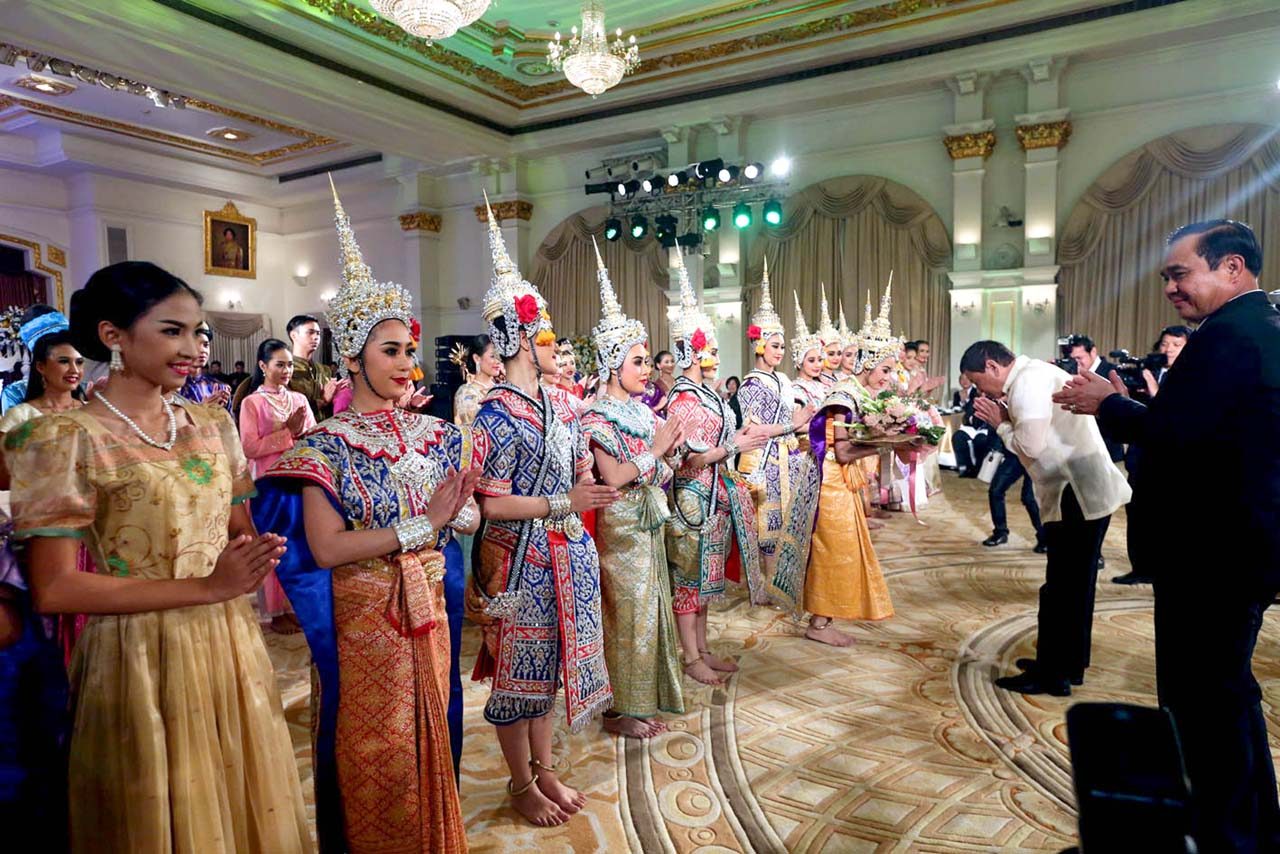 APPRECIATION. President Duterte bows before the cultural performers during the state dinner with Thailand Prime Minister General Prayut Chan-o-chan 
