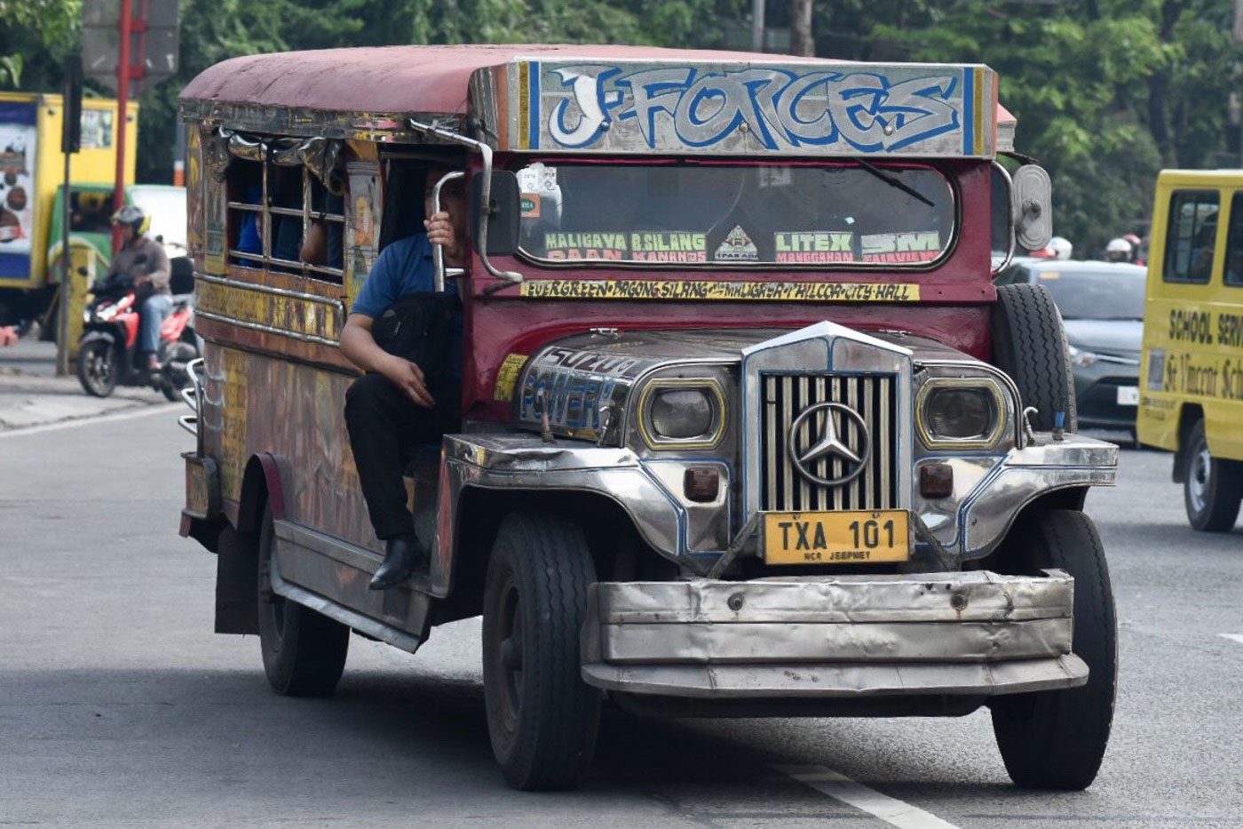 Gov’t to give P5,000 fuel subsidy per jeepney driver in 2018