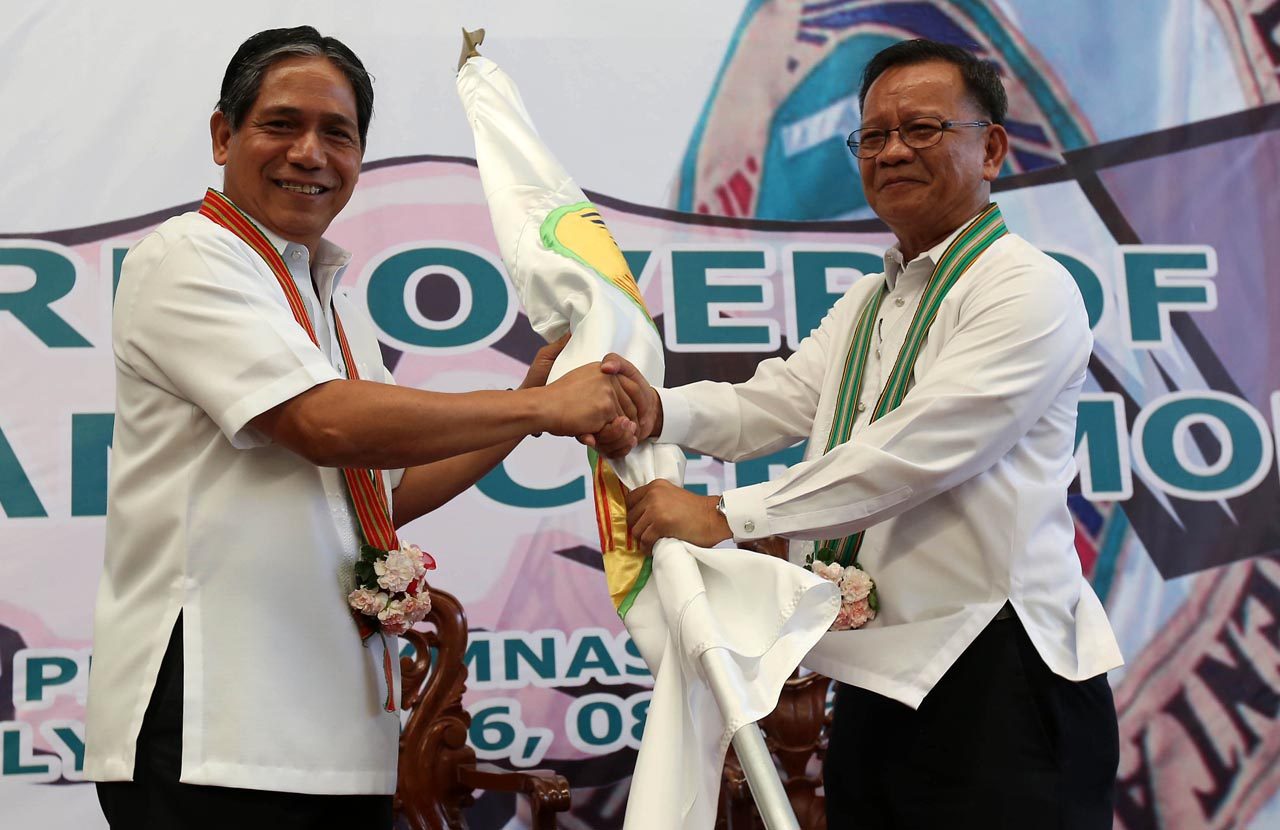 ANTI-DRUG CZAR. Outgoing Philippine Drug Enforcement Agency (PDEA) chief Arturo Cacdac hands over the agency flag to newly-installed PDEA chief Isidro Lapeña during a short ceremony at their office in Quezon City. Photo by Ben Nabong/Rappler  