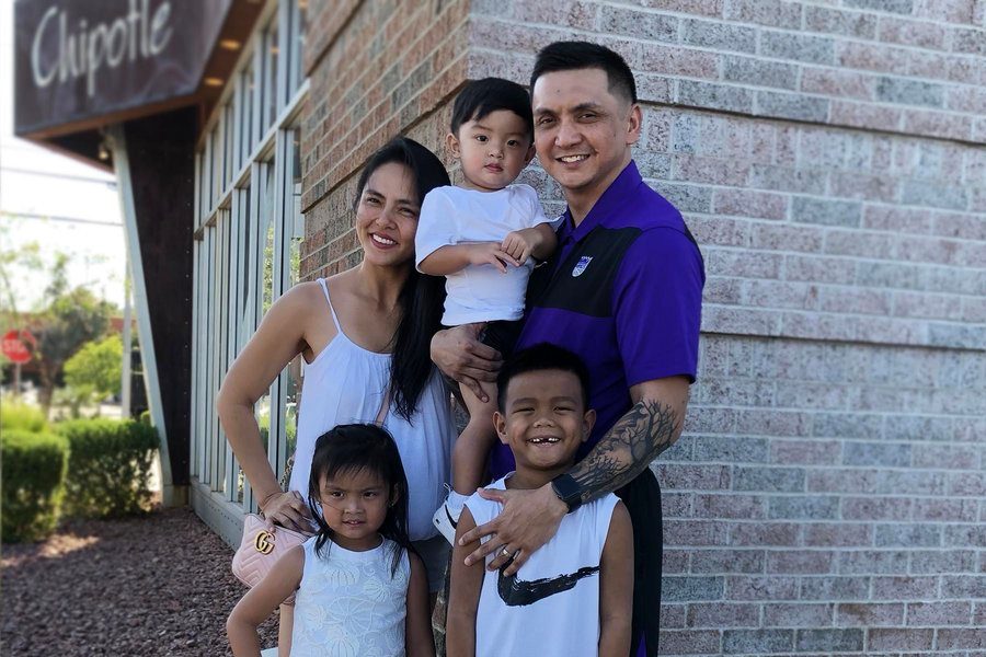 TEAM ALAPAG. Jimmy Alapag’s wife LJ and their 3 kids make sure to attend all the Kings’ games. Photo by Paul Mata/Rappler    