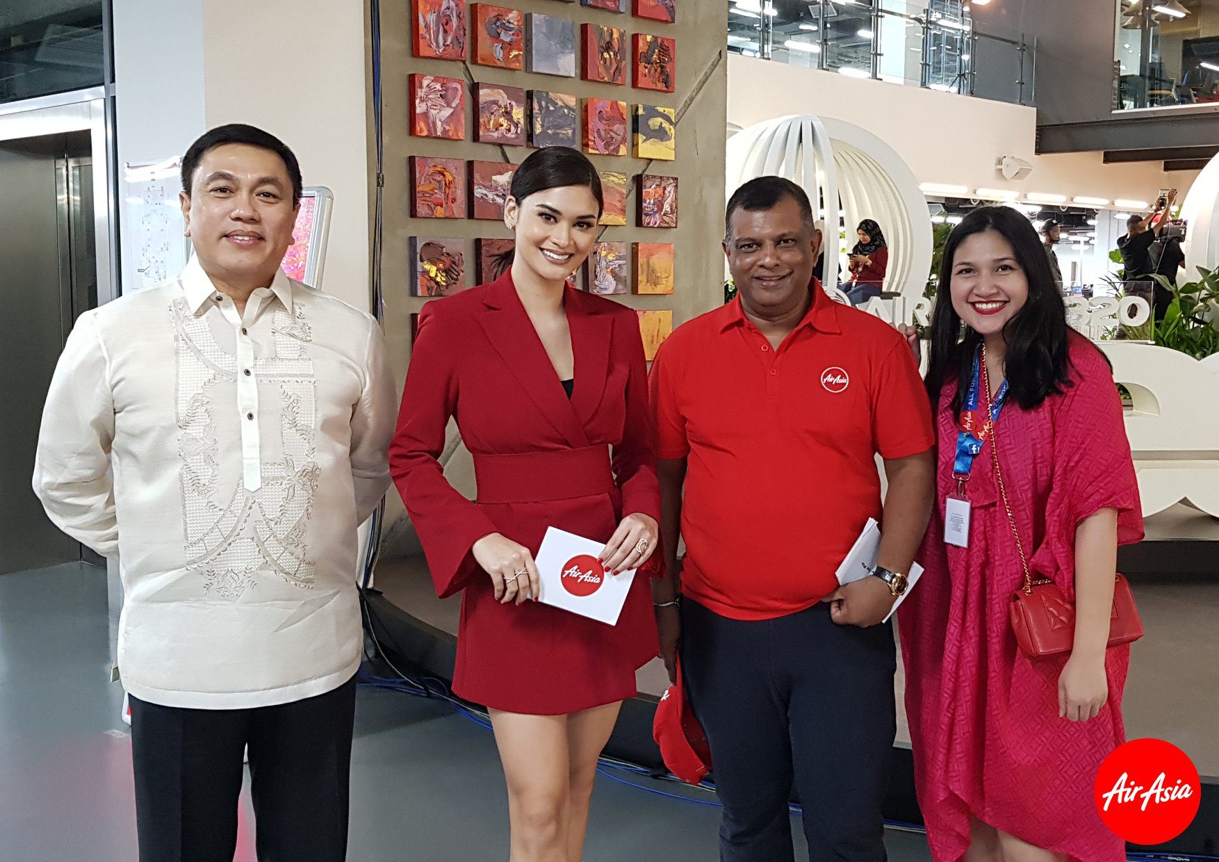 CELEBRATION. Pia with Air Asia's Tony Fernandes and the representatives of Air Asia. 