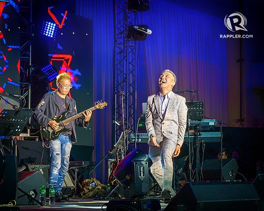 FLIPPING OUT. Arnel skilfully juggles his microphone while Monet Cajipe keeps the rhythm on guitar in the backdrop. Photo by Stephen Lavoie/ Rappler 