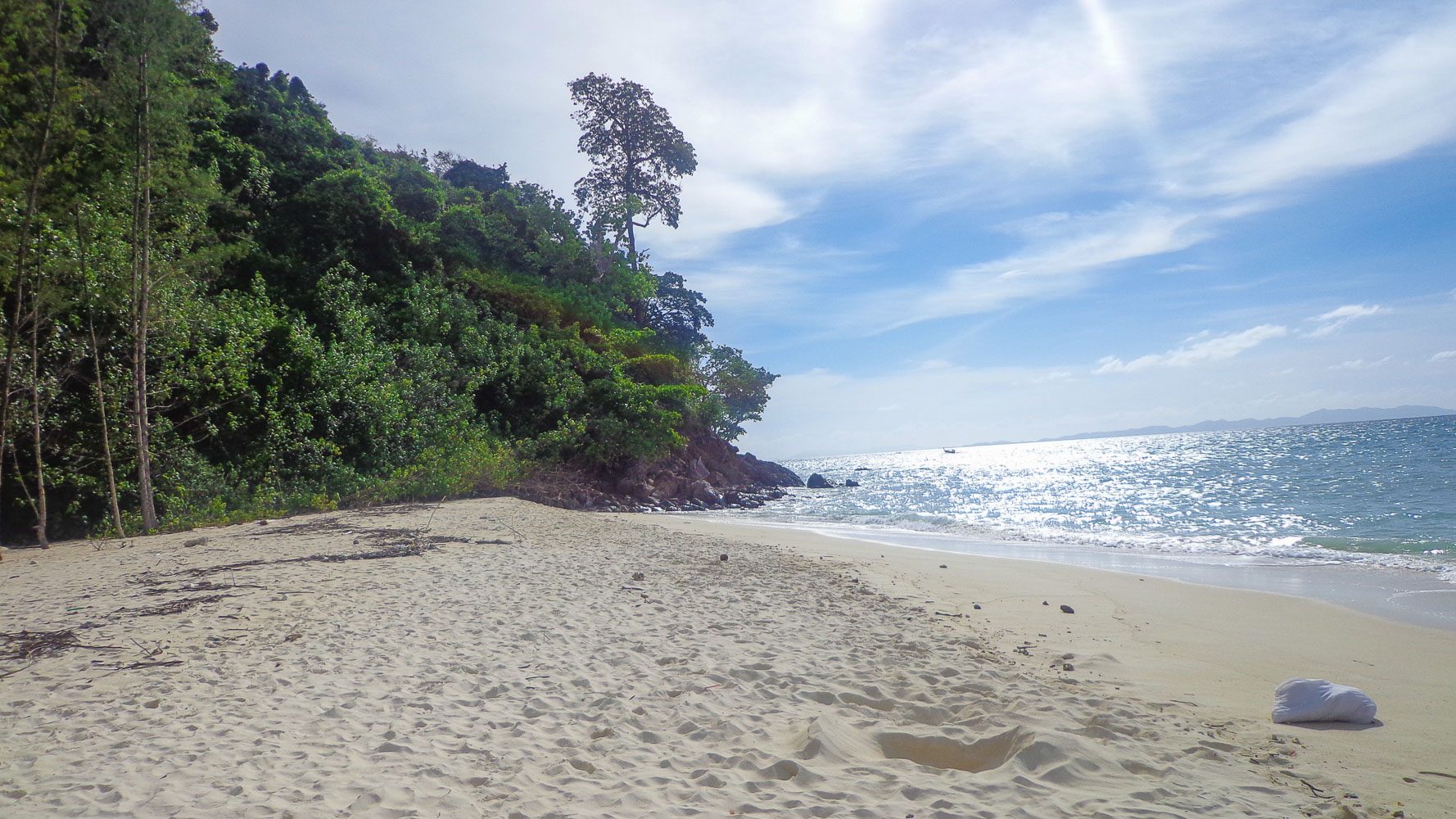 Pulau Bambu.  Pantai berpasir putih ini populer di kalangan wisatawan dari berbagai penjuru dunia. 