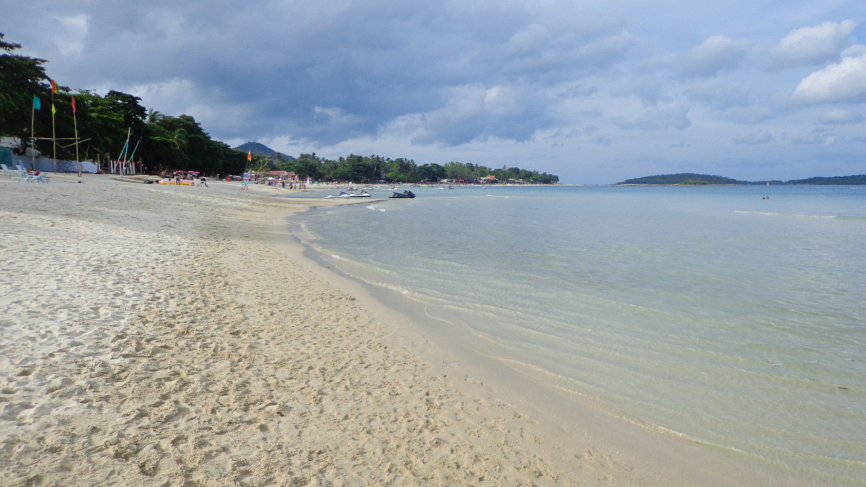 Pantai Chaweng.  Chaweng adalah salah satu pantai terpopuler di pulau ini karena pasir putihnya yang membentang lebih dari satu kilometer. 