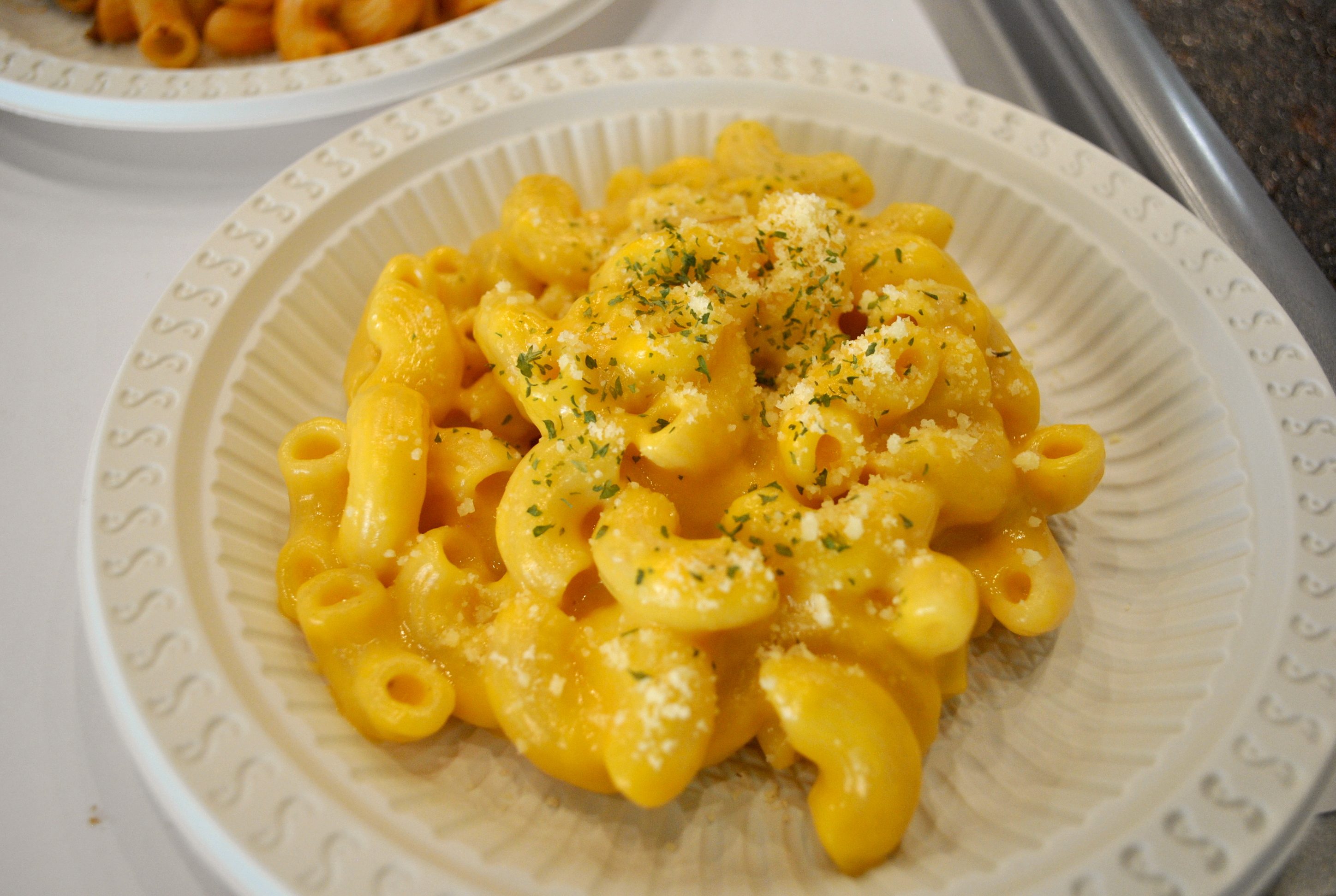 MAC AND CHEESE. Both the young ones and the oldies will enjoy Pops' macaroni noodles mixed in a light, cheddar cheesy sauce. Photo by Steph Arnaldo/Rappler 