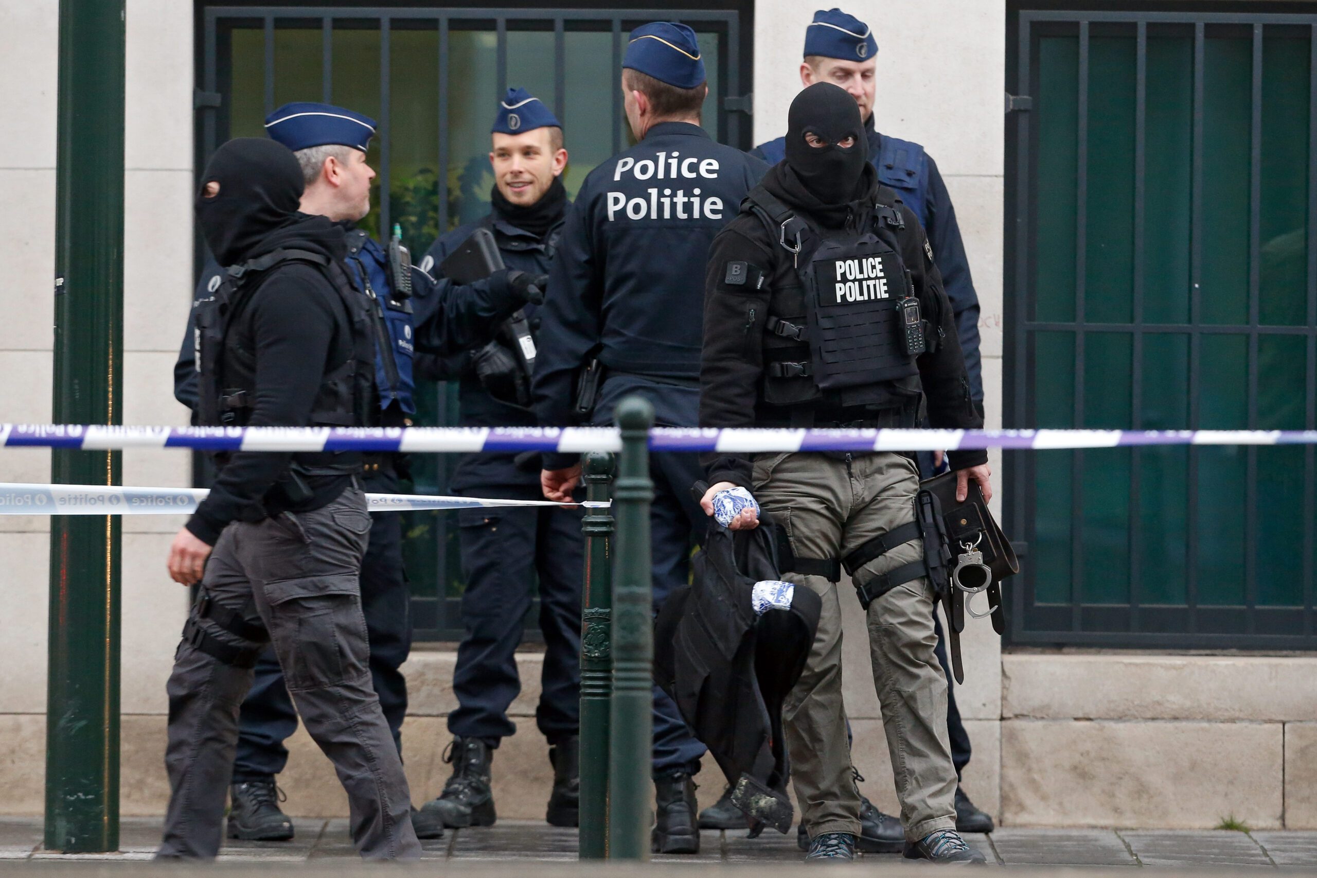 Paris suspect Abdeslam ‘wants to cooperate’, fresh raid in Belgium