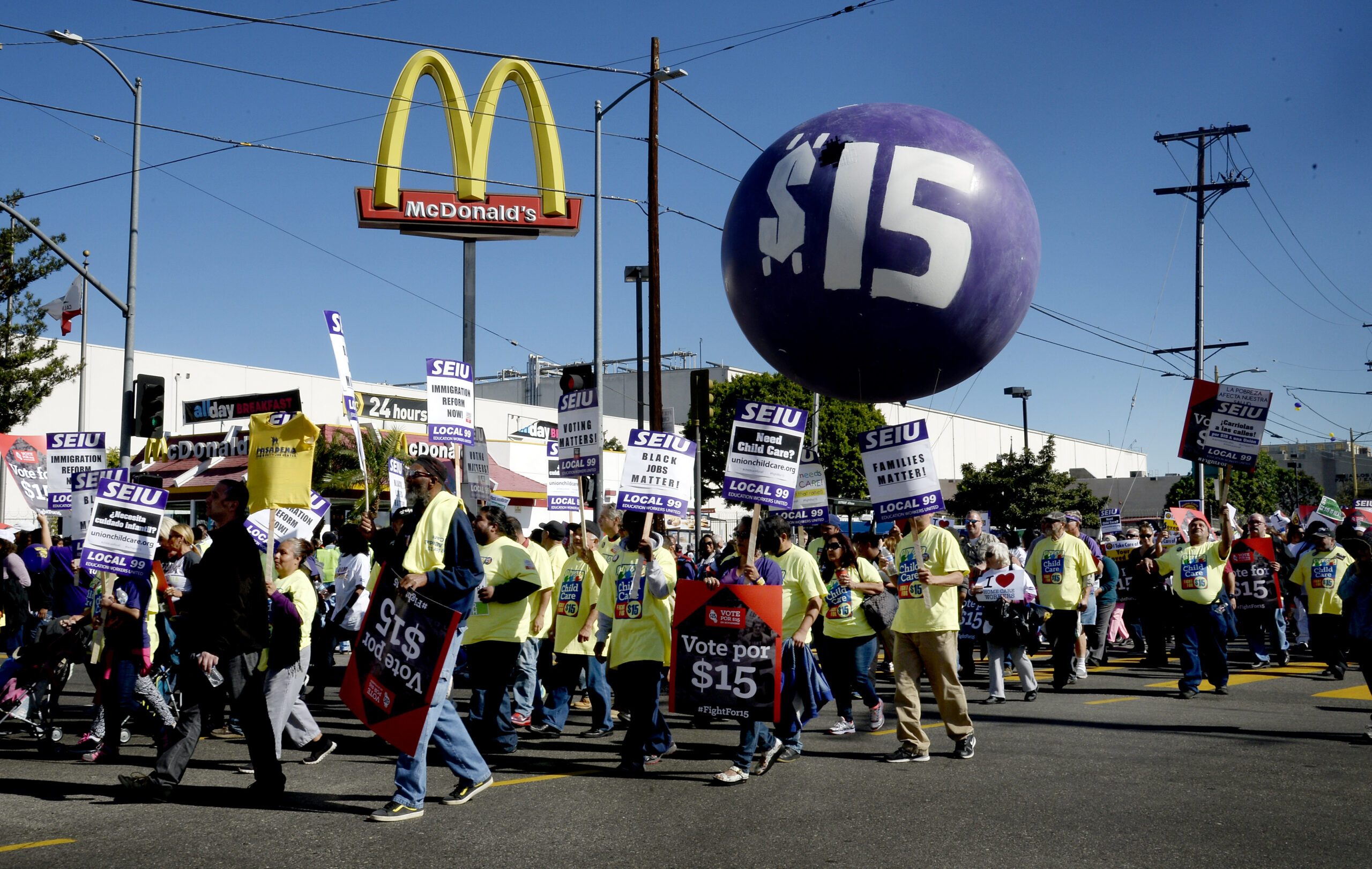California raising minimum wage to $15 an hour by 2022