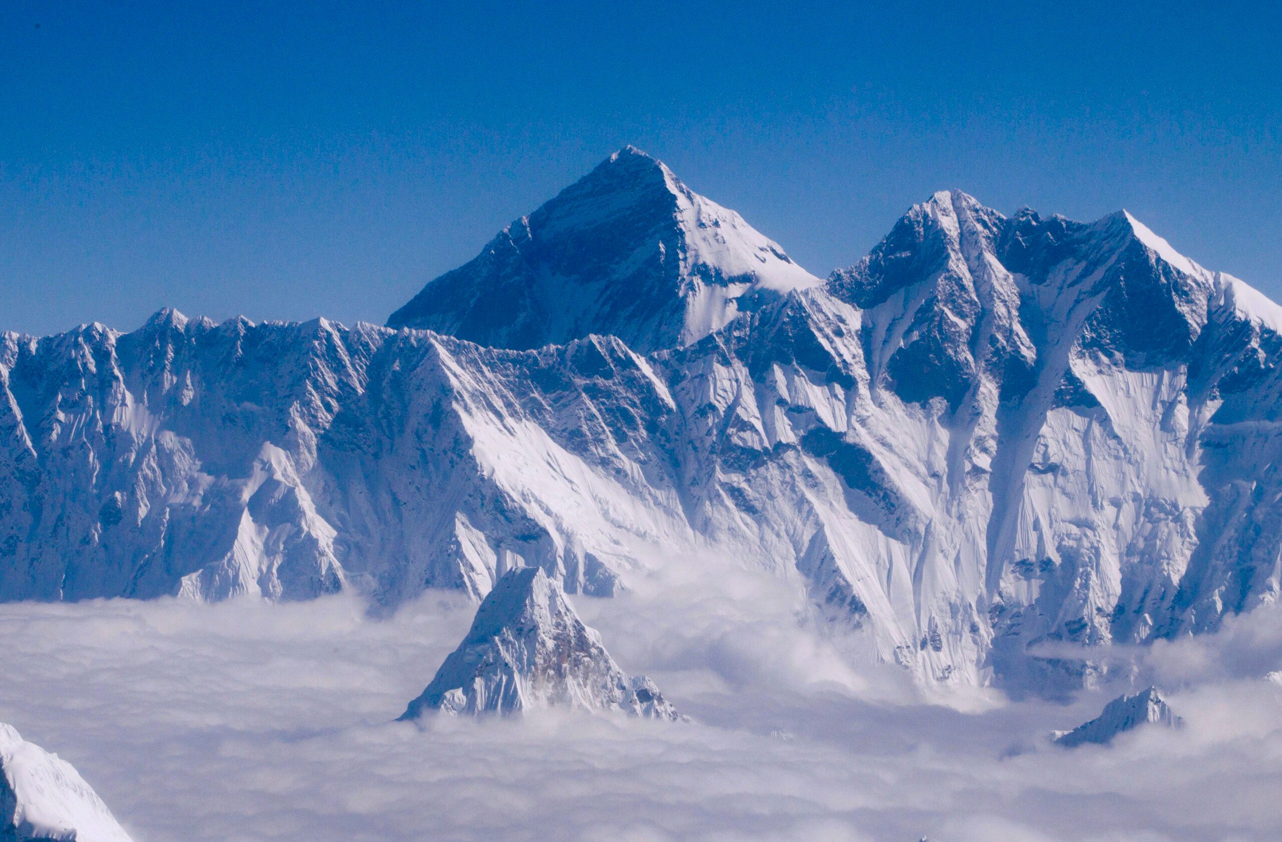 Nepal extends Everest climbing permits after quake