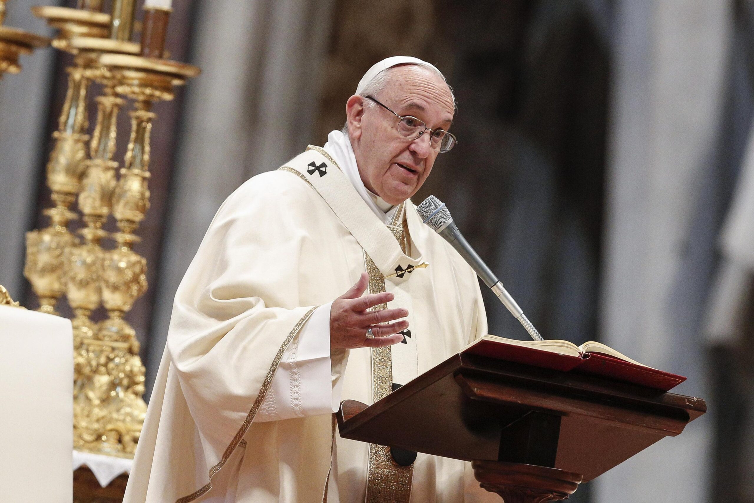 Pope to wash asylum seekers’ feet in Easter ritual