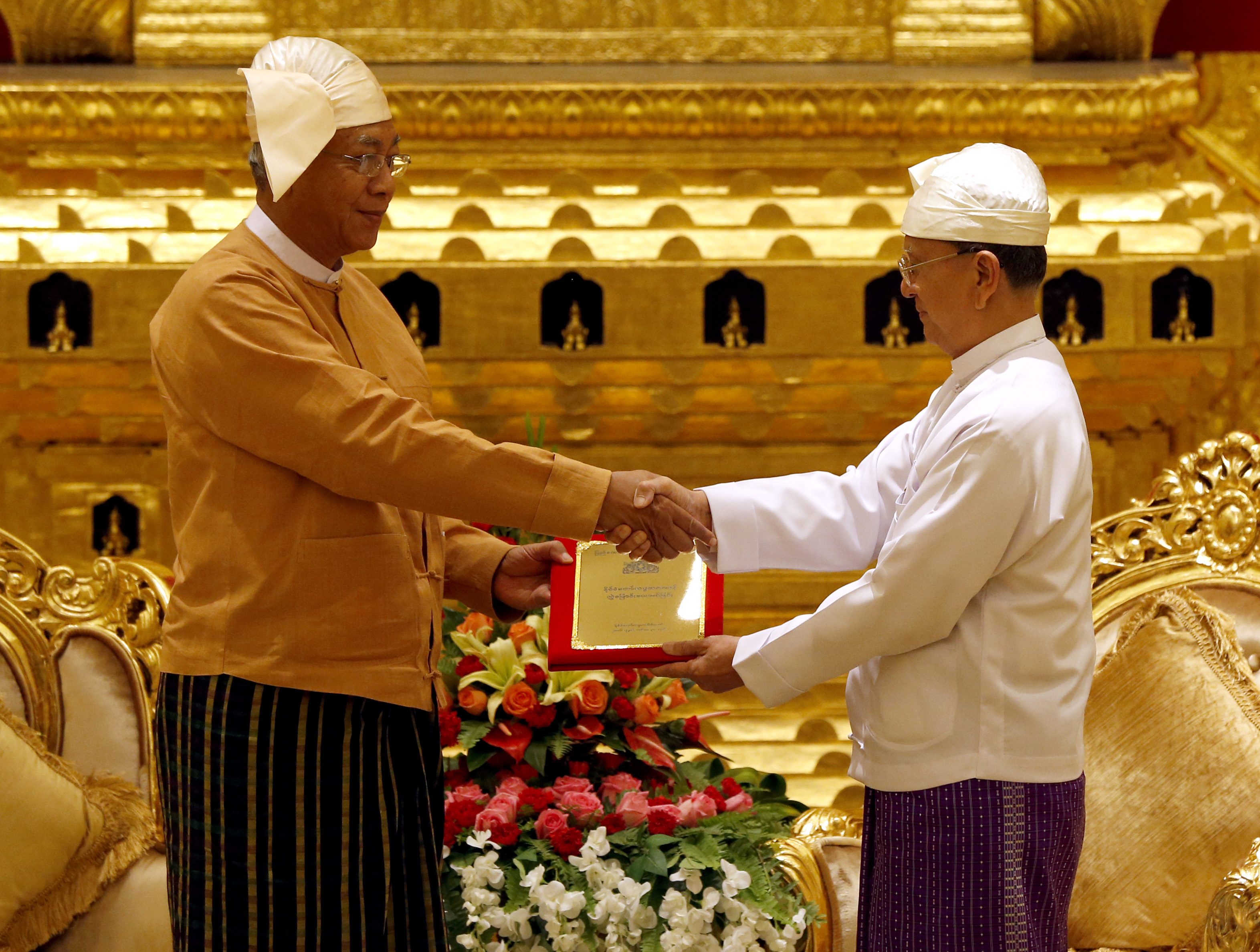 HANDOVER. Myanmar's new president Htin Kyaw (L) receives the seals by outgoing president Thein Sein (R) at the presidential palace in Naypyitaw, Myanmar, March 30, 2016. Photo by Nyein Chan Naing/EPA 