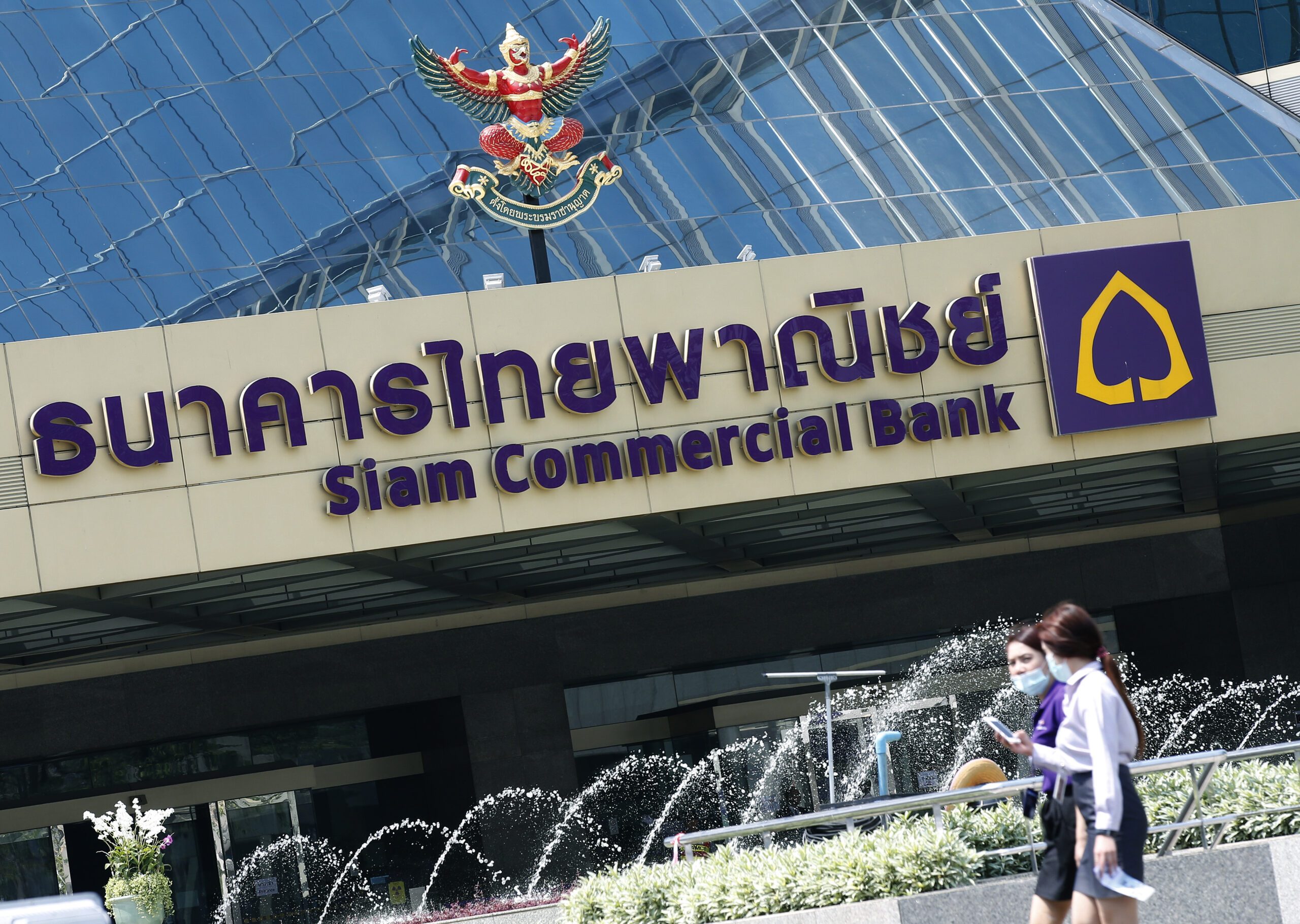 Chemical fire extinguisher leak kills 8 in Thai bank