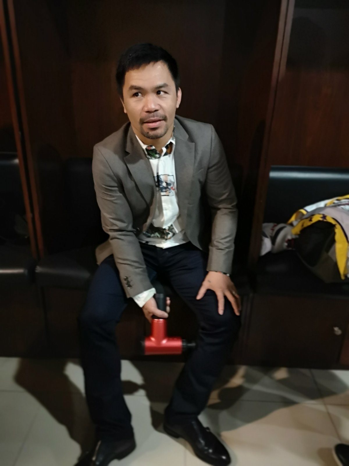 SIDELINED. Manny Pacquiao tries to shrug off his leg pain, but eventually decides to sit out for the MPBL All-Stars. Photo by Roy Luarca/Rappler 