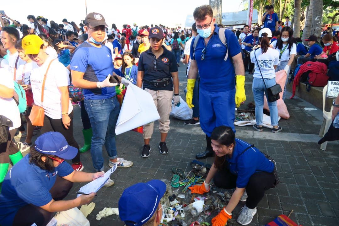 PROTECTING SEAS. The Manila Bay cleanup is part of EU's effort for better management of plastic waste. Photo courtesy of EU Delegation in the Philippines 