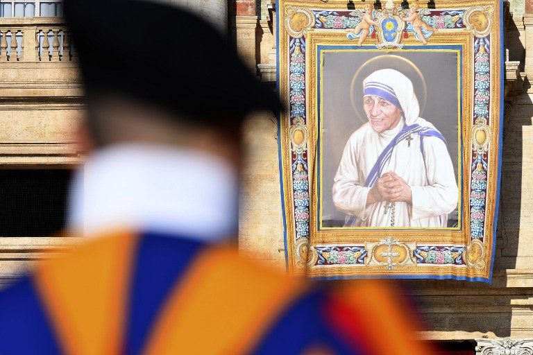 A tapestry with a portrait of Mother Teresa hangs on the St Peters' facade prior to the arrival of Pope Francis on September 3, 2016 for a catechism with nuns of the Missionary of Charity, the Religious family founded by Mother Teresa. Vincenzo Pinto/AFP  