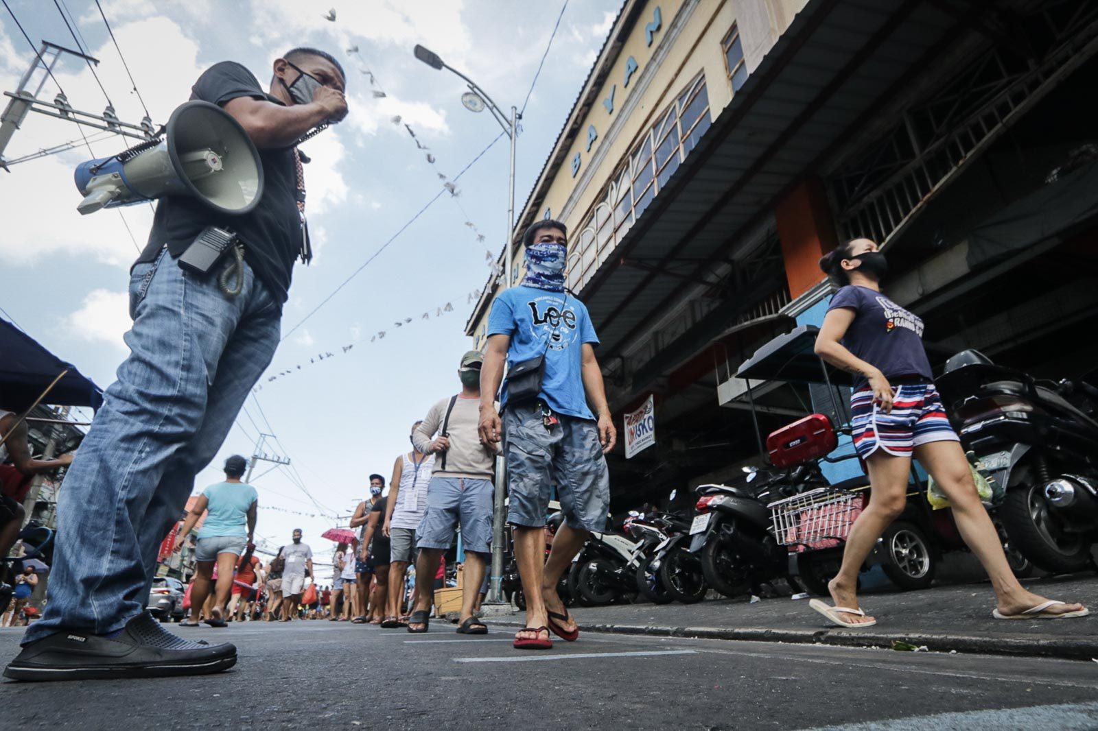 CORONAVIRUS OUTBREAK. Market goers seen at the Pritil Public Market on May 2, 2020, a day before the implementation of the 48 hours Hard Lockdown at District 1 Tondo, Manila. File photo by KD Madrilejos/Rappler 