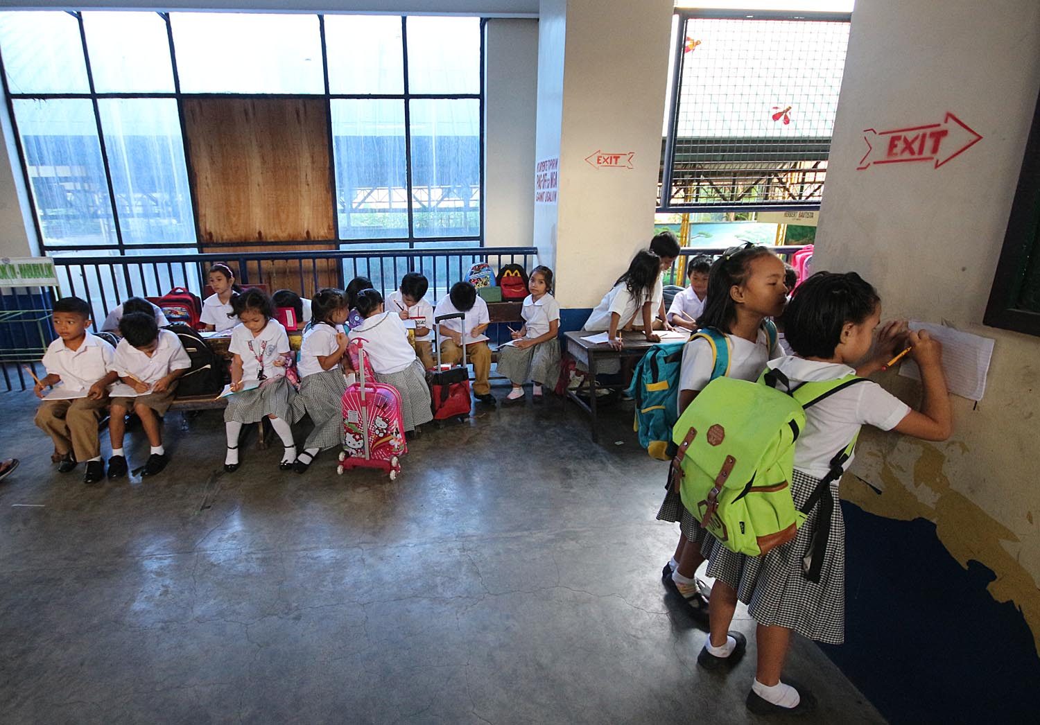 SCHOOL OPENING. Grade 1 students hold classes at a hallway of the Belmonte Elementary School in Holy Spirit, Quezon City during the start of classes on June 5, 2017. Photo by Darren Langit/Rappler   