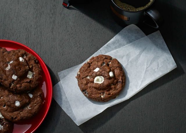 ROCKY ROAD COOKIE. This cookie has walnuts, marshmallows, and an Oreo cookie in the middle. Photo courtesy of Starbucks Philippines   