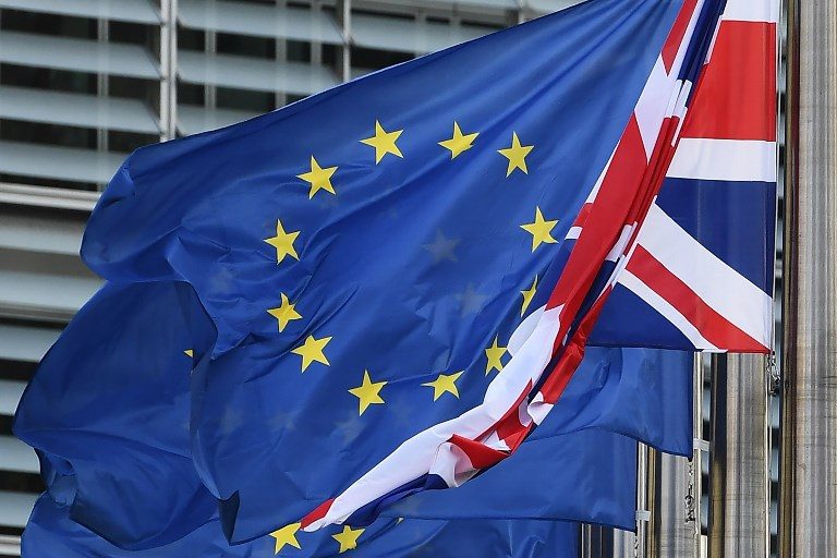 Kemarahan ketika Inggris menunda pemungutan suara May mengenai kesepakatan Brexit