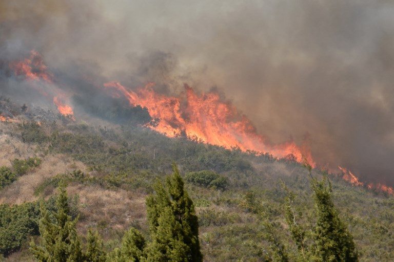 Thousands evacuate as California wildfires kill 10