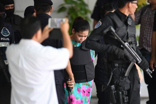 DIPERIKSA. Terdakwa kasus pembunuhan Kim Jong-Nam asal Indonesia Siti Aisyah terlihat menunduk usai dilakukan pemeriksaan terhadap baju yang ia kenakan saat hari pembunuhan. Di baju itu ditemukan sisa zat cairan mematikan VX yang digunakan untuk membunuh Kim Jong-Nam. Foto oleh Mohd Rasfan/AFP  