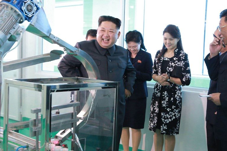 Kim Jong-Un mengunjungi pabrik kosmetik bersama istri dan saudara perempuannya