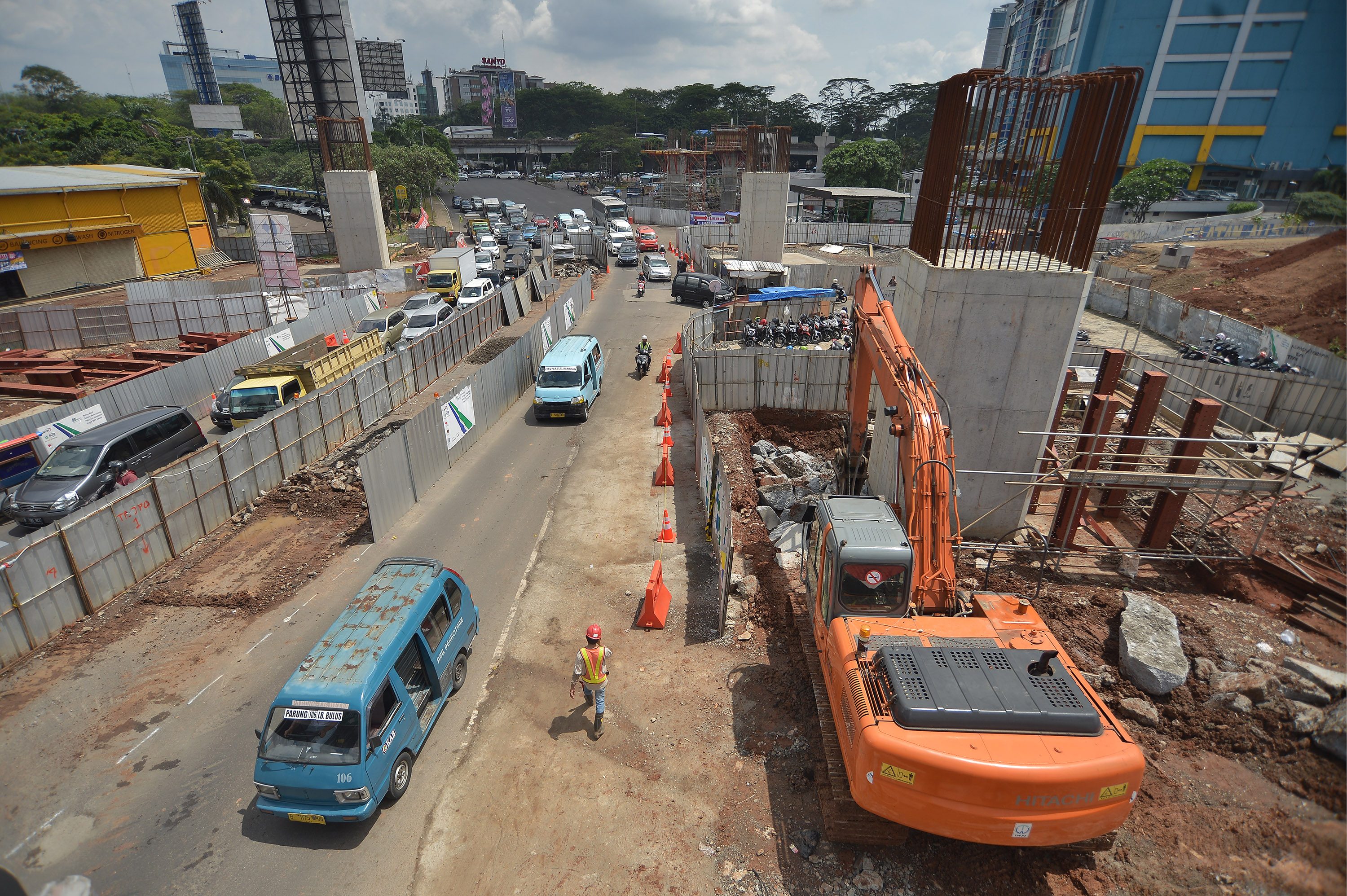 Sejumlah kendaraan melintas di samping proyek konstruksi stasiun Mass Rapid Transit (MRT) di Lebak Bulus, Jakarta. Foto oleh Yudhi Mahatma/Antara  