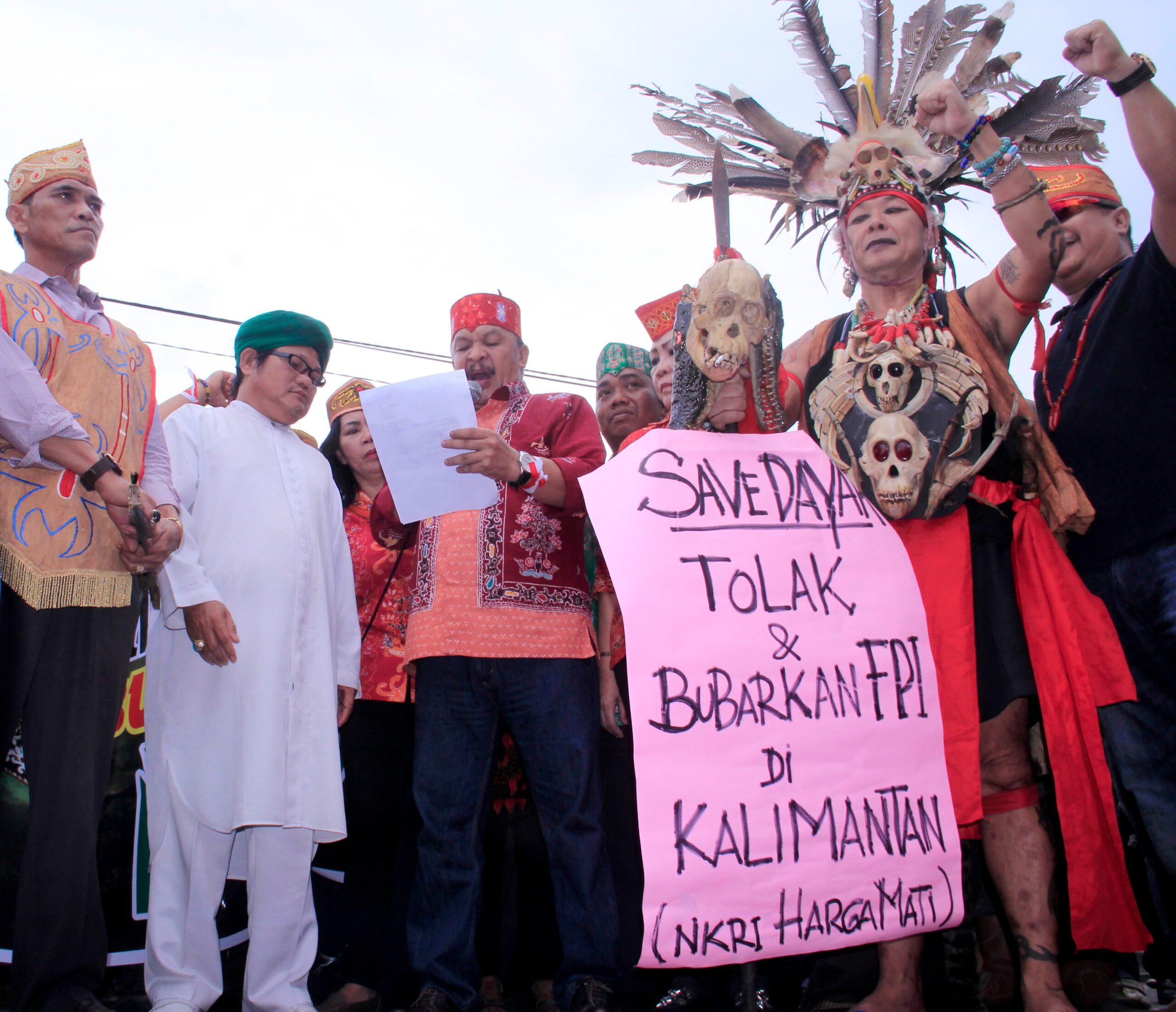 Suku Dayak Kalteng demo desak pemerintah bubarkan FPI