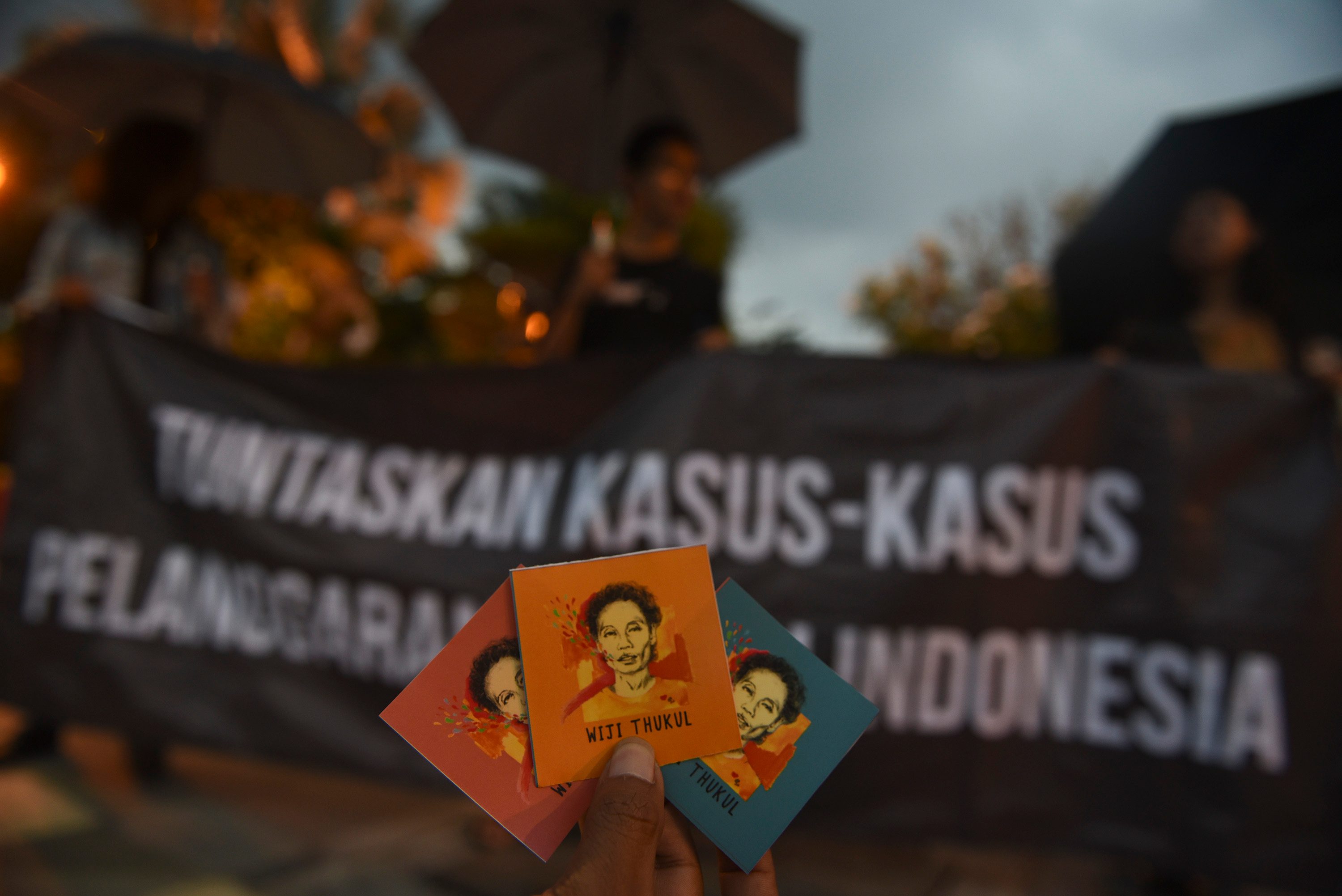 Demonstran menunjukan stiker Wiji Thukul saat gelar Aksi Kamisan di Surabaya, Jawa Timur, pada 19 Januari 2017. Foto oleh Zabur Karuru/Antara 